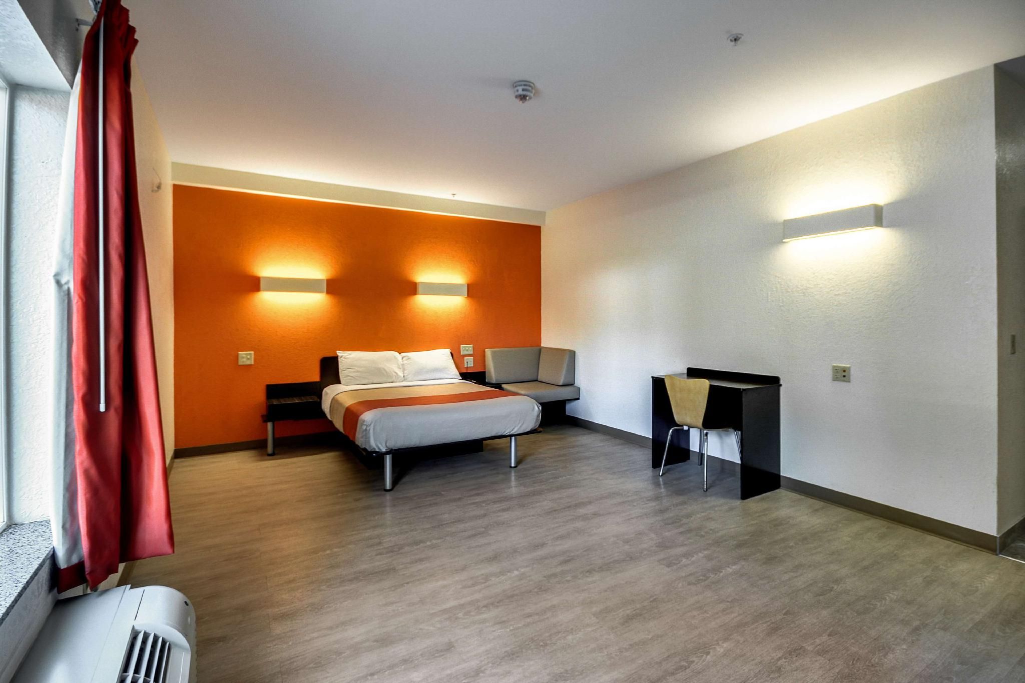 1 Queen Bed | Mobil Access Tub Nsmk Micfridg