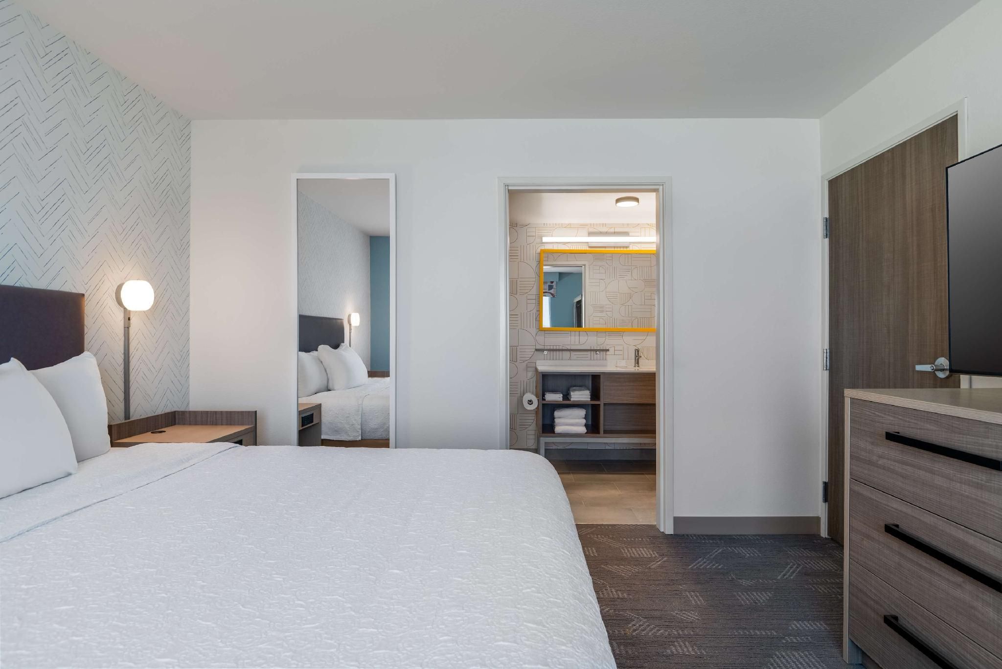 2 Queen Hearing Accessible Studio Suite