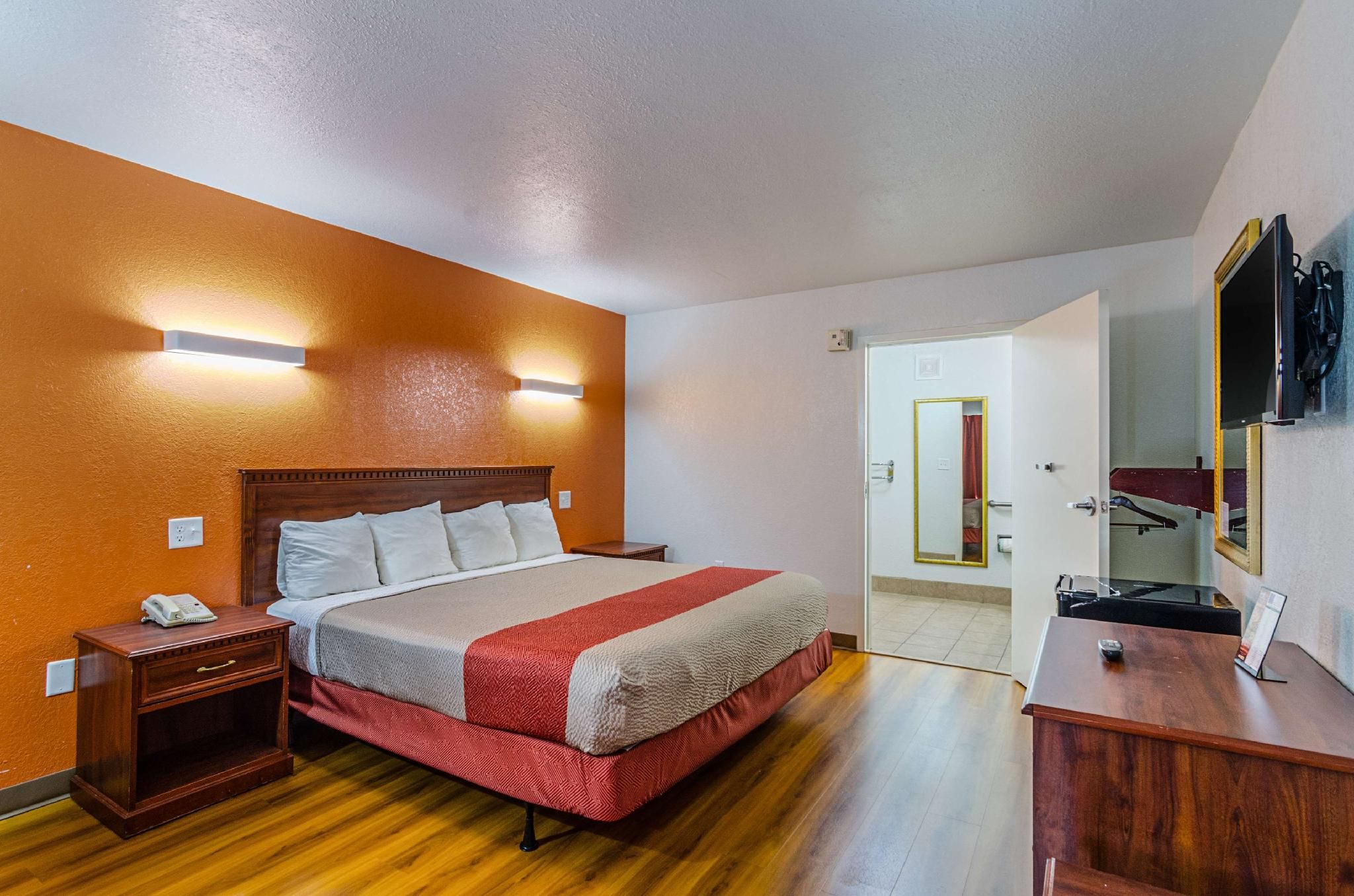 1 FULL BED | NON-SMOKING