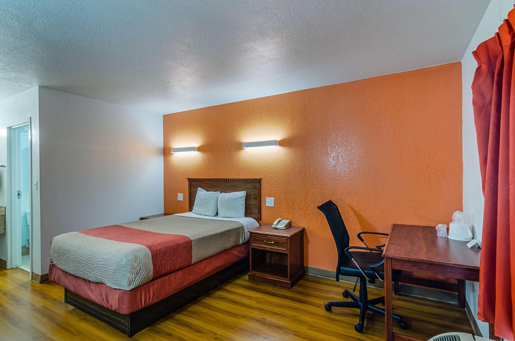 1 KING BED | MOBILITY ACCESSIBLE TUB, NSMK