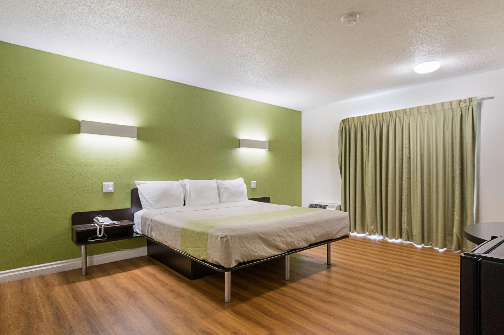 1 King Bed | Mobil Access Tub Nsmk Micfridg