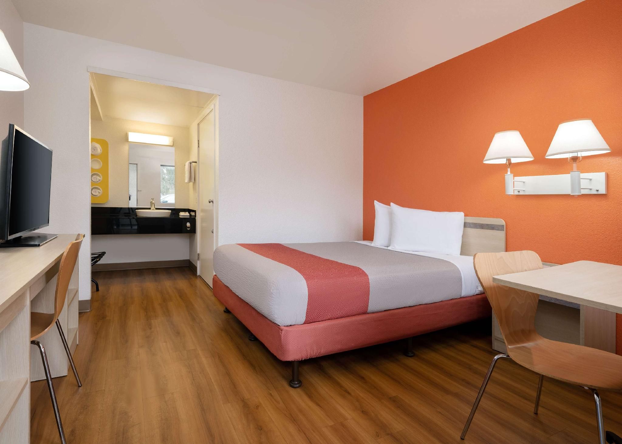 1 Queen Bed