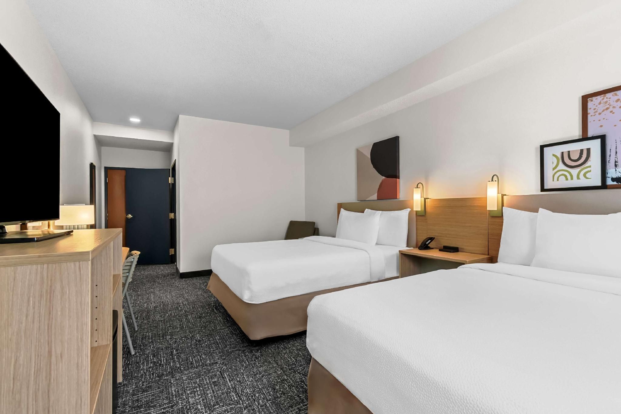 2 Queen Beds Mobility Accessible With Bathtub