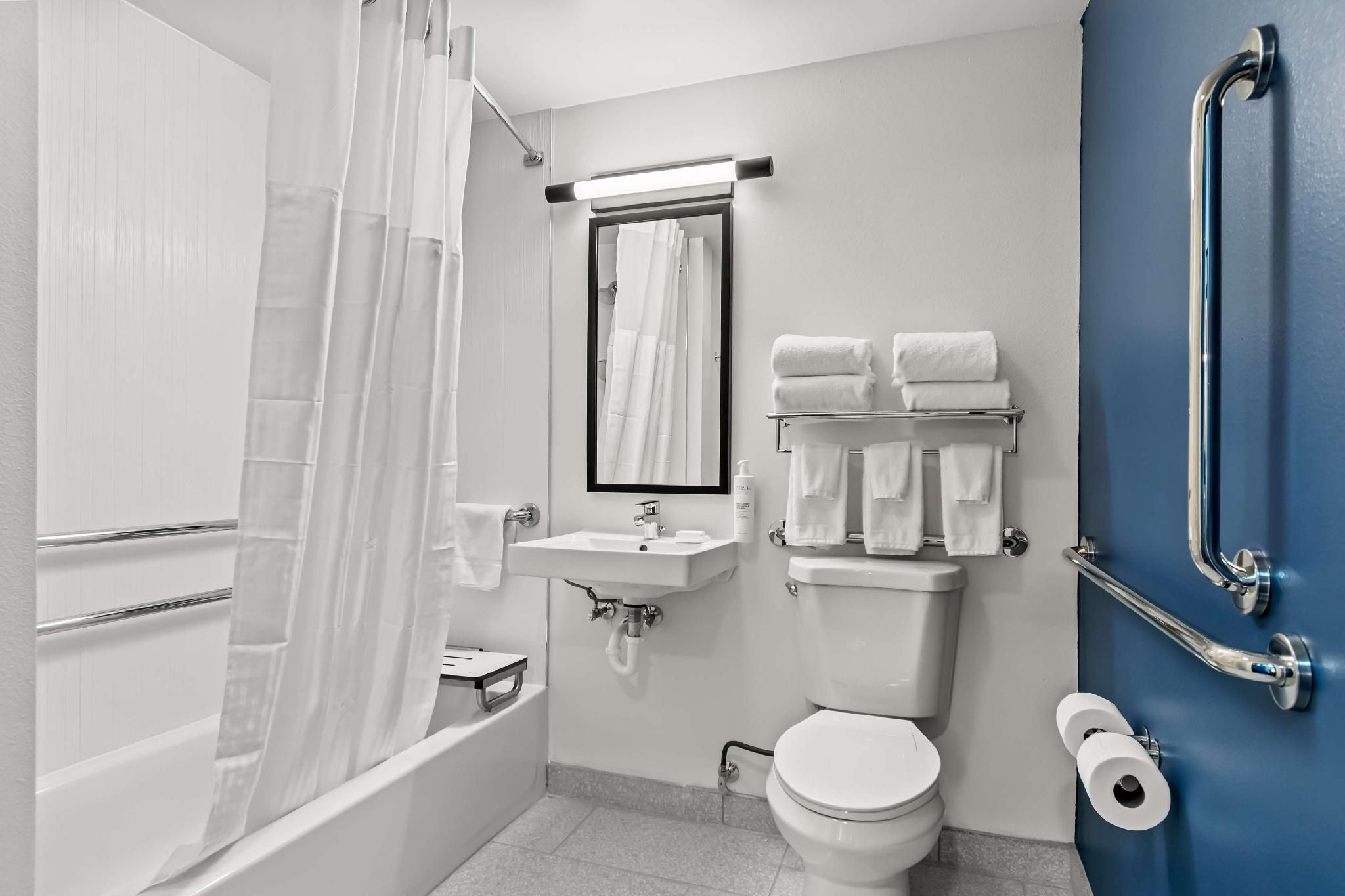 Spark by Hilton Hershey Near the Park 1 King Bed Mobility Accessible with Bathtub  2