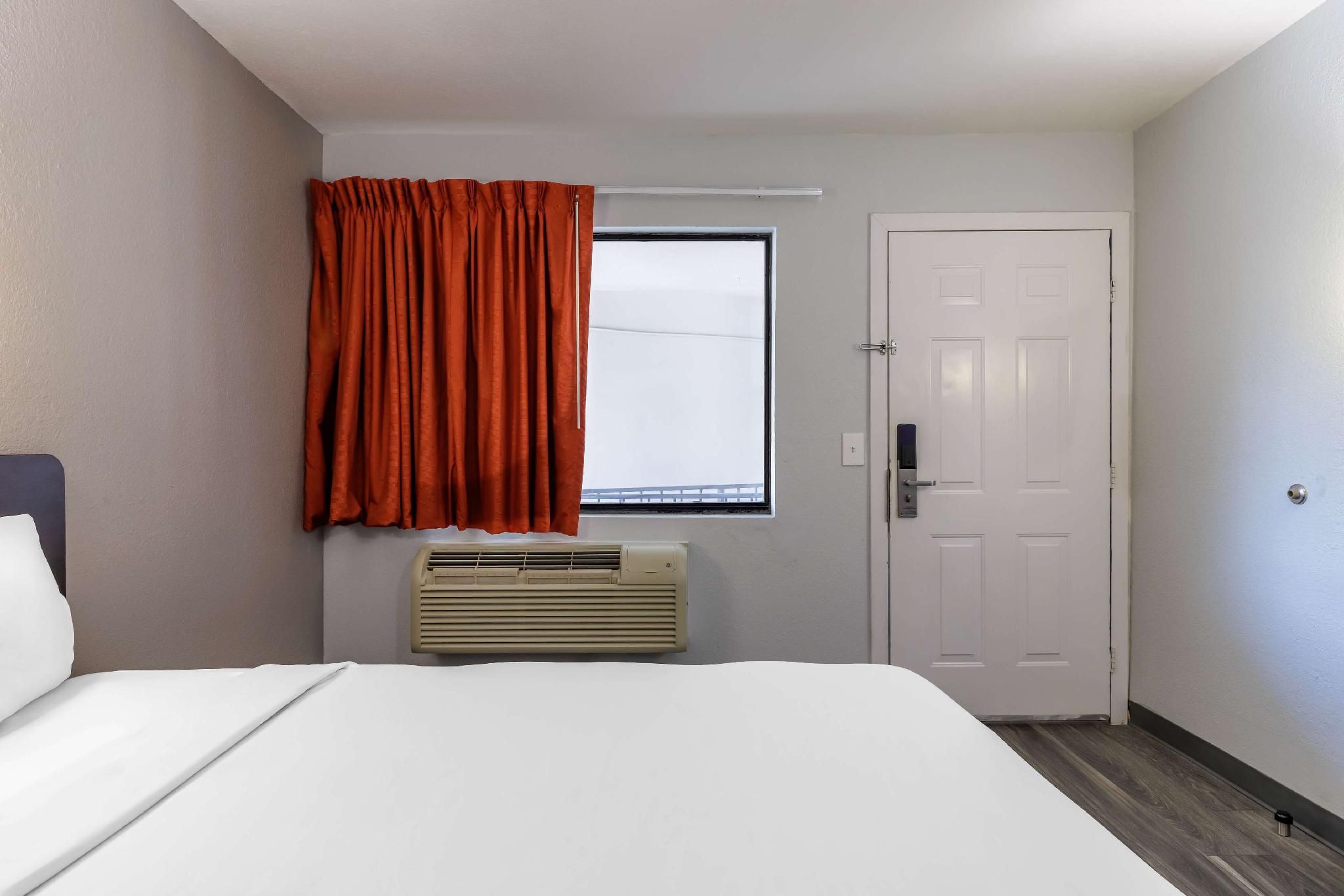 1 Queen Bed | Hearing Accessible