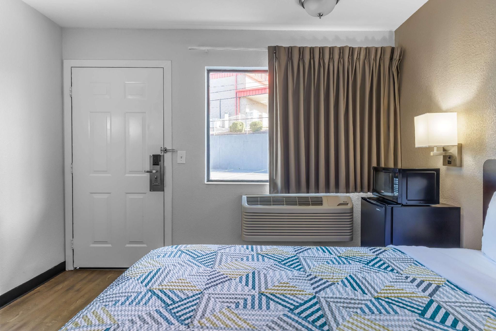 1 Queen Bed |