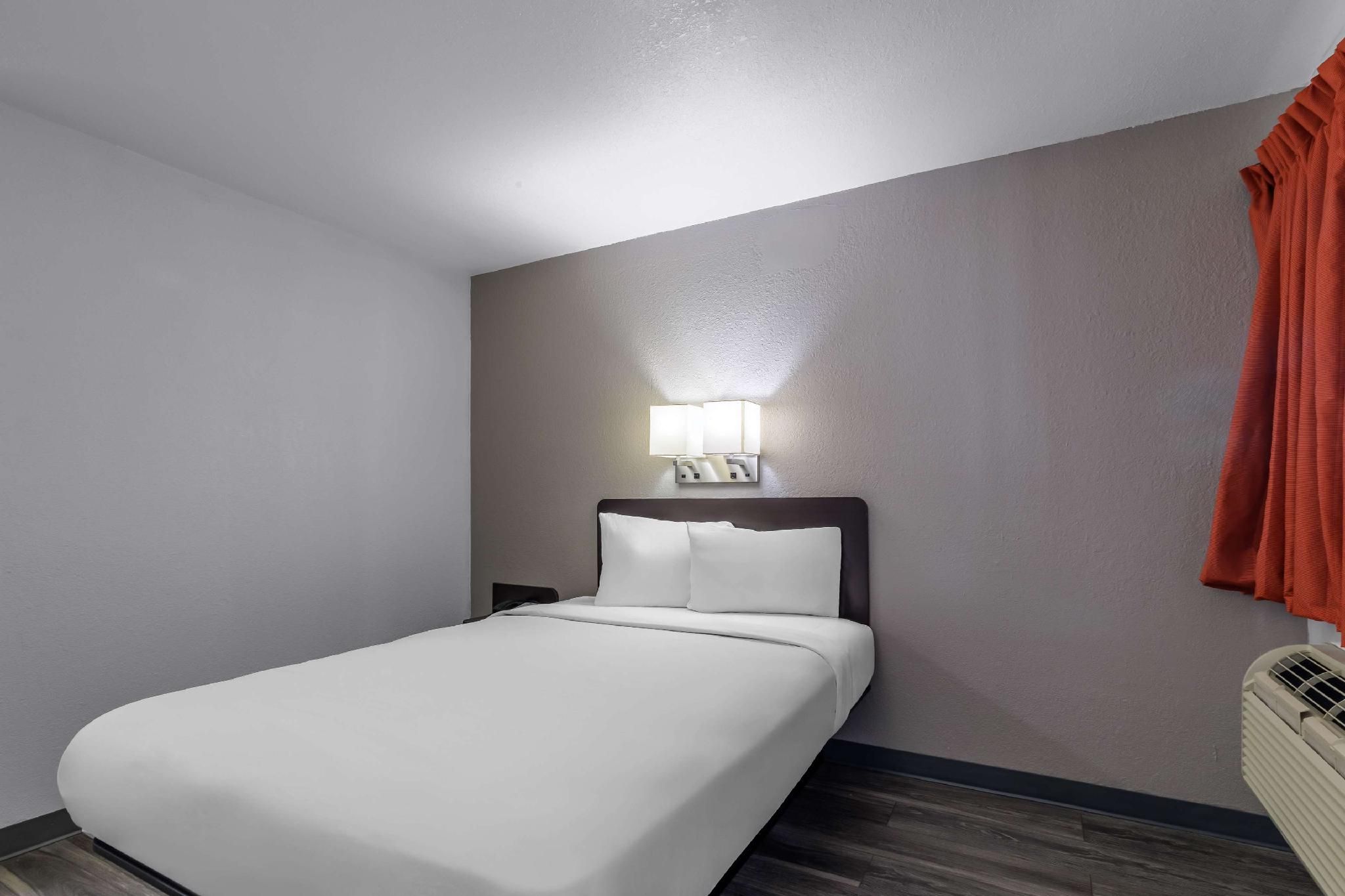 1 Queen Bed | Hearing Accessible