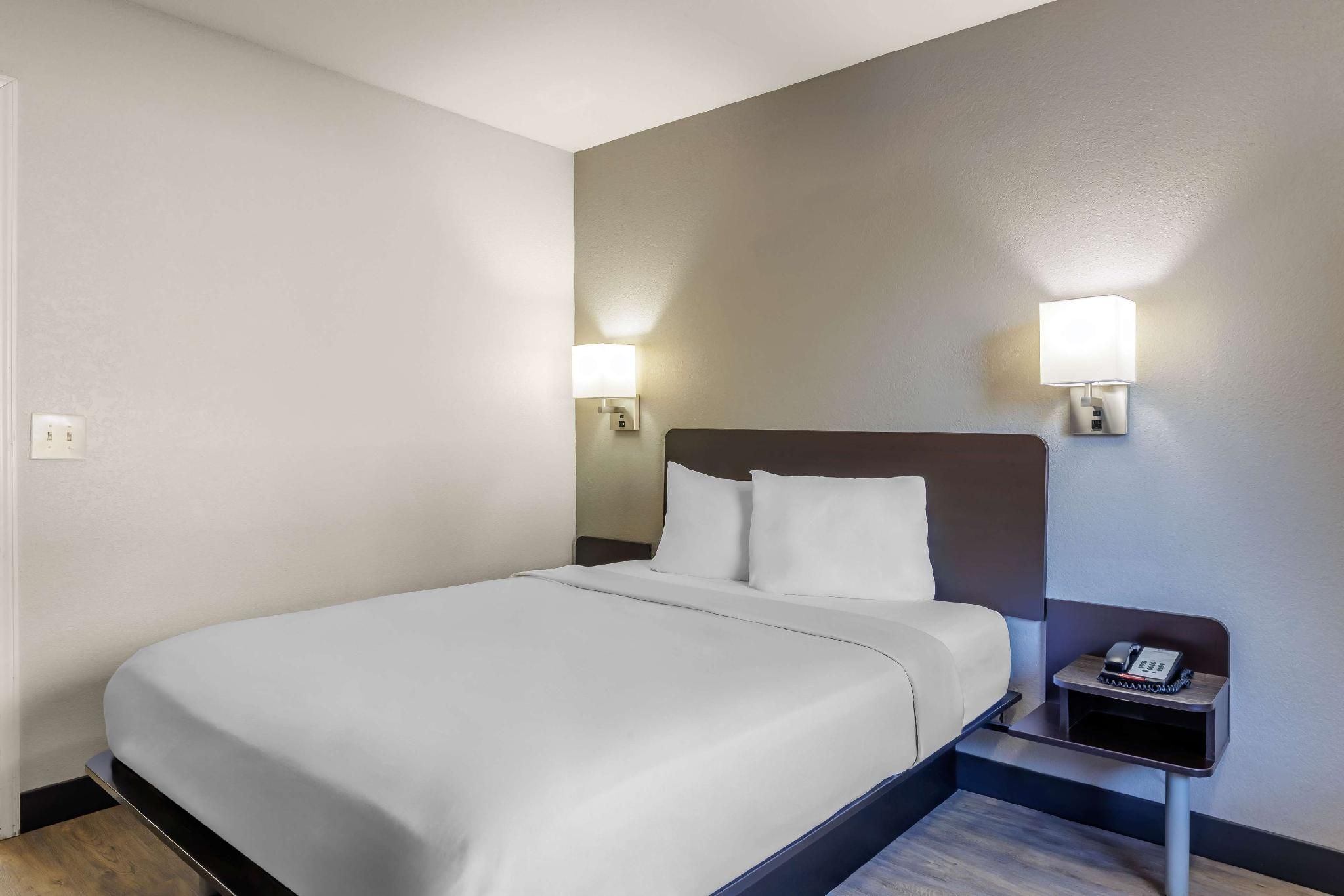 1 Full Bed | ADA/RI Shower/Hearing Impaired