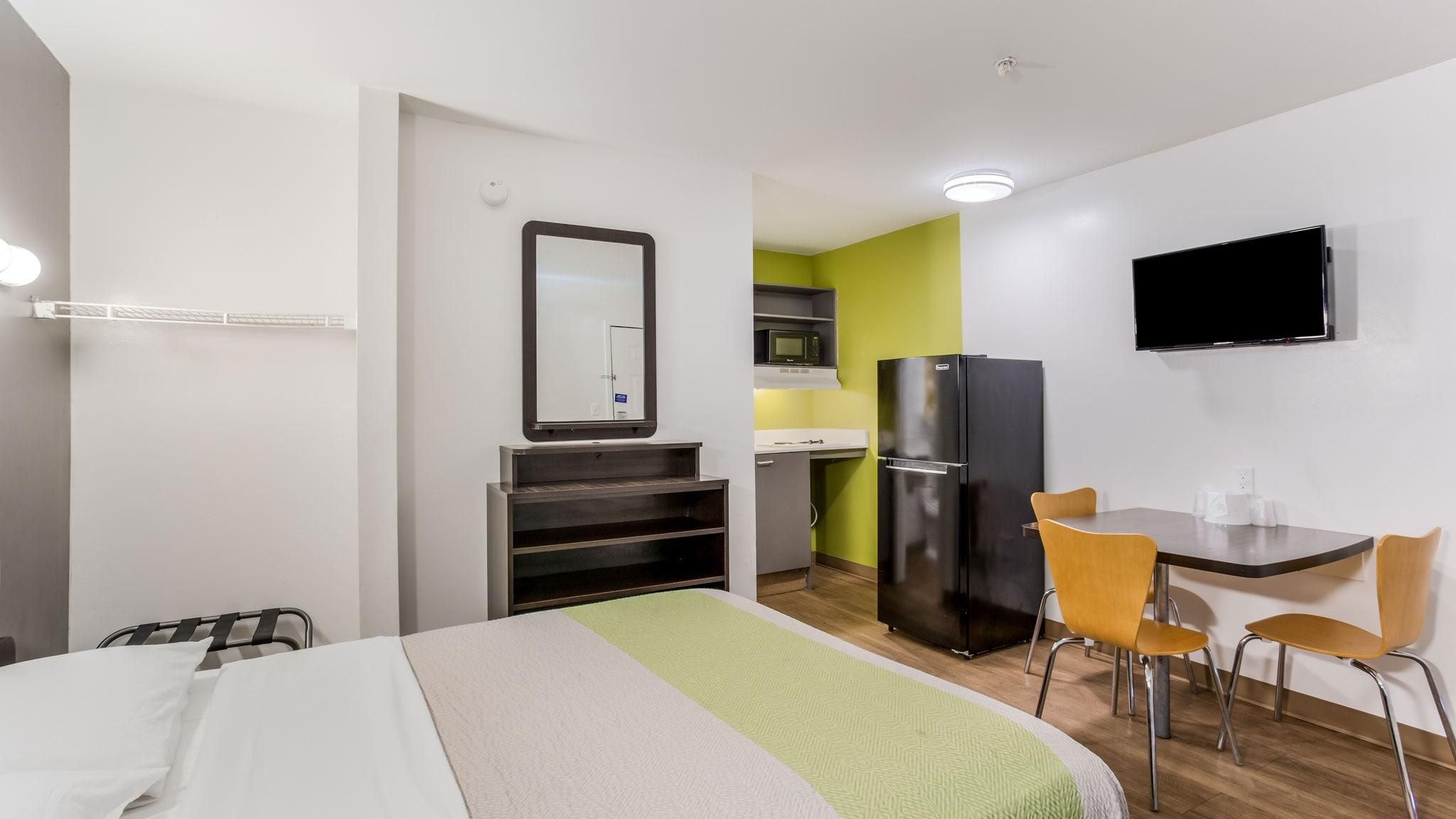 1 King Bed | Non-Smoking, Kitchen
