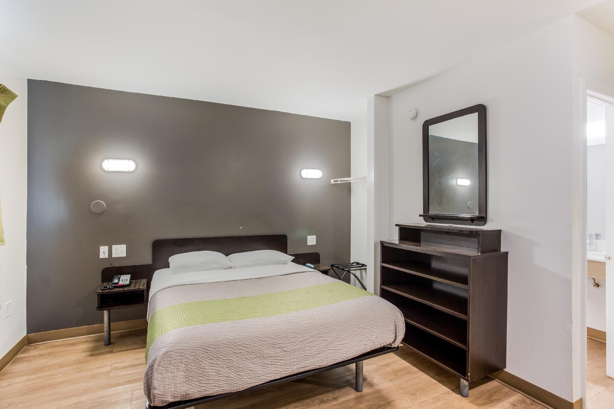 1 King Bed | Smoking, Kitchen