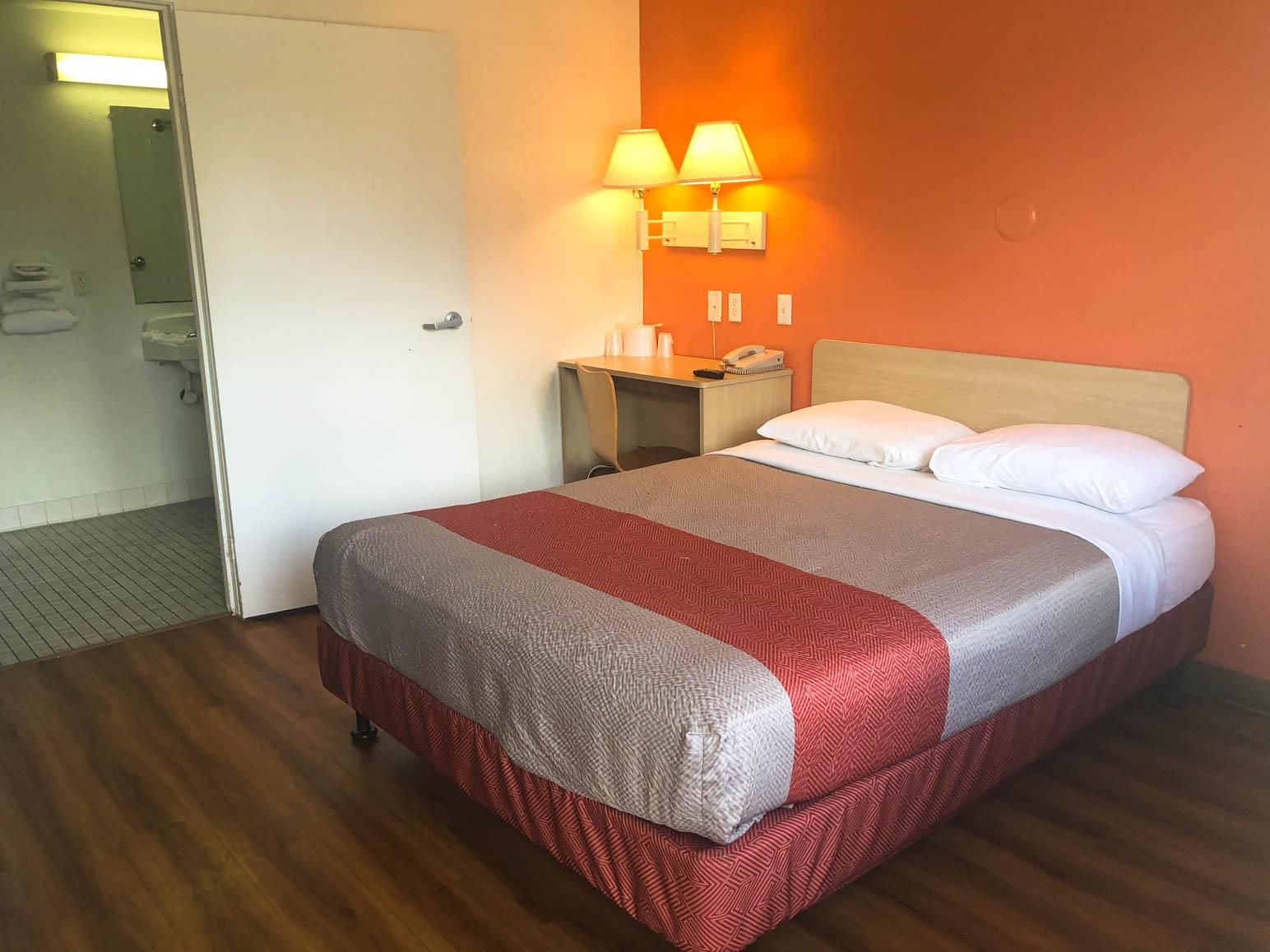 1 Full Bed| ADA/Tub