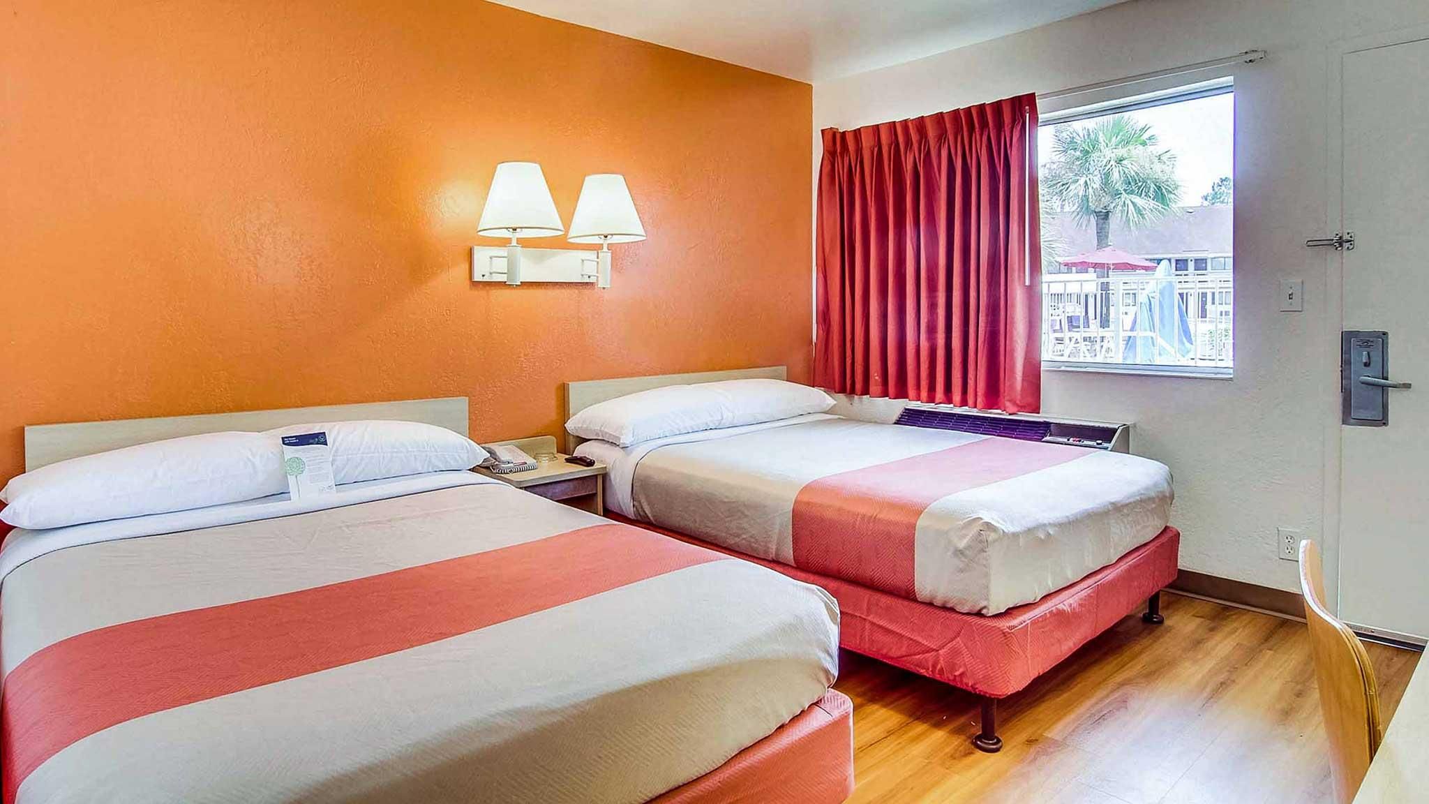 1 Full Bed| ADA/Tub/Micfridge