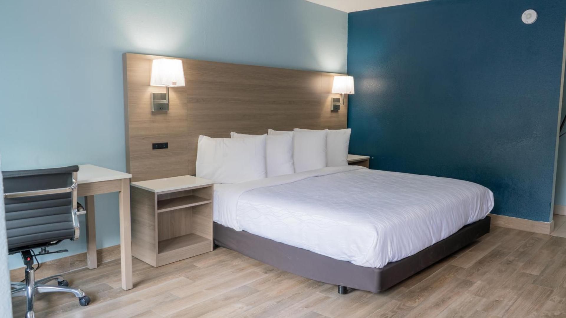 King Room with Walk-In Shower - Disability Access/Non-Smoking