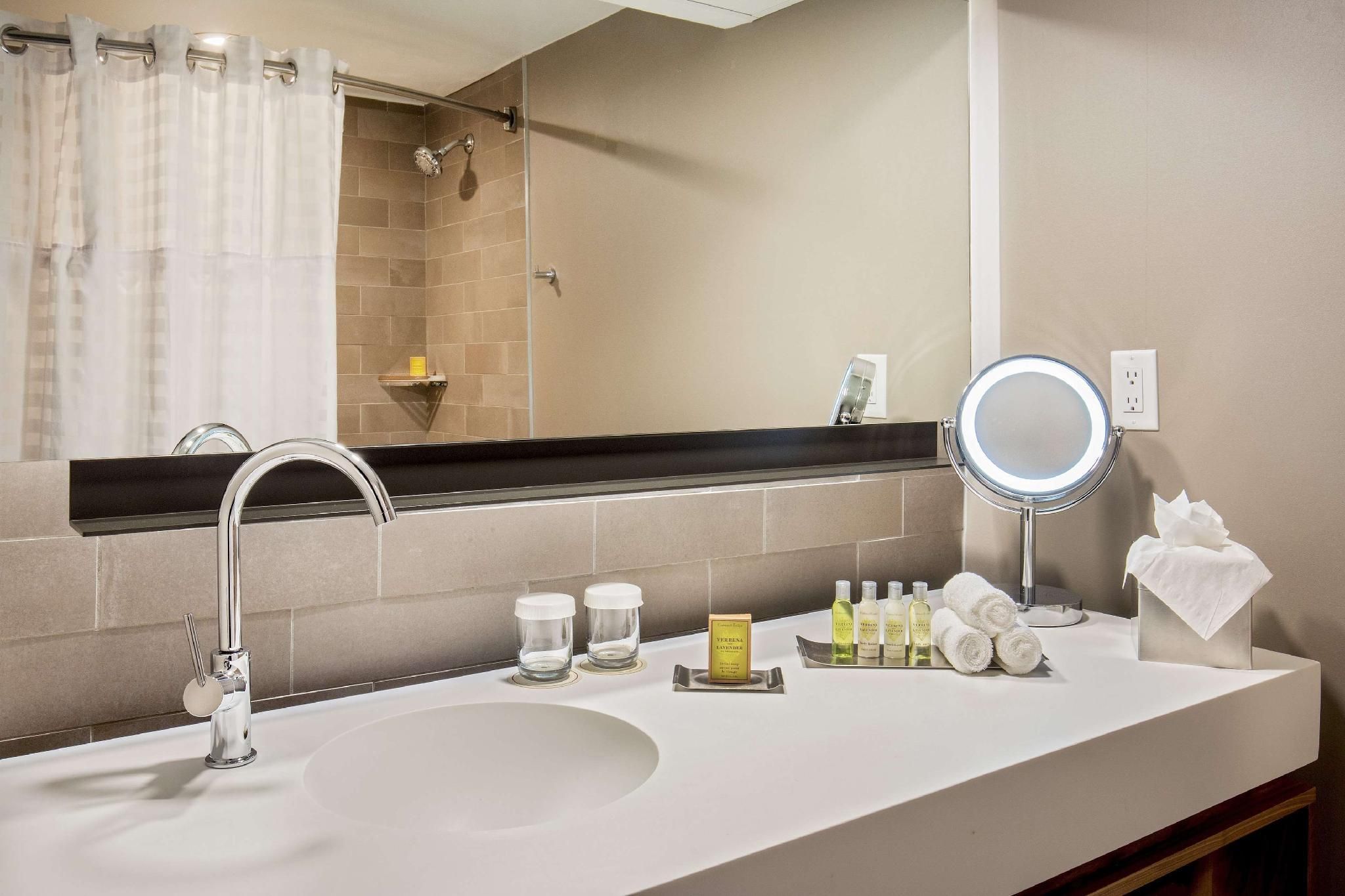 1 KING 2 ROOM SUITE - KITCHENETTE