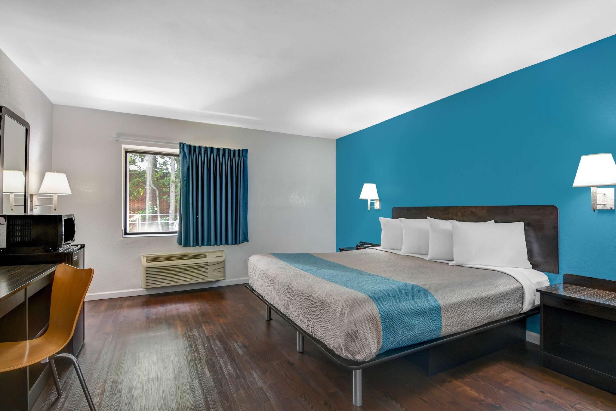 1 KING BED | ACCESSIBLE, NON-SMOKING