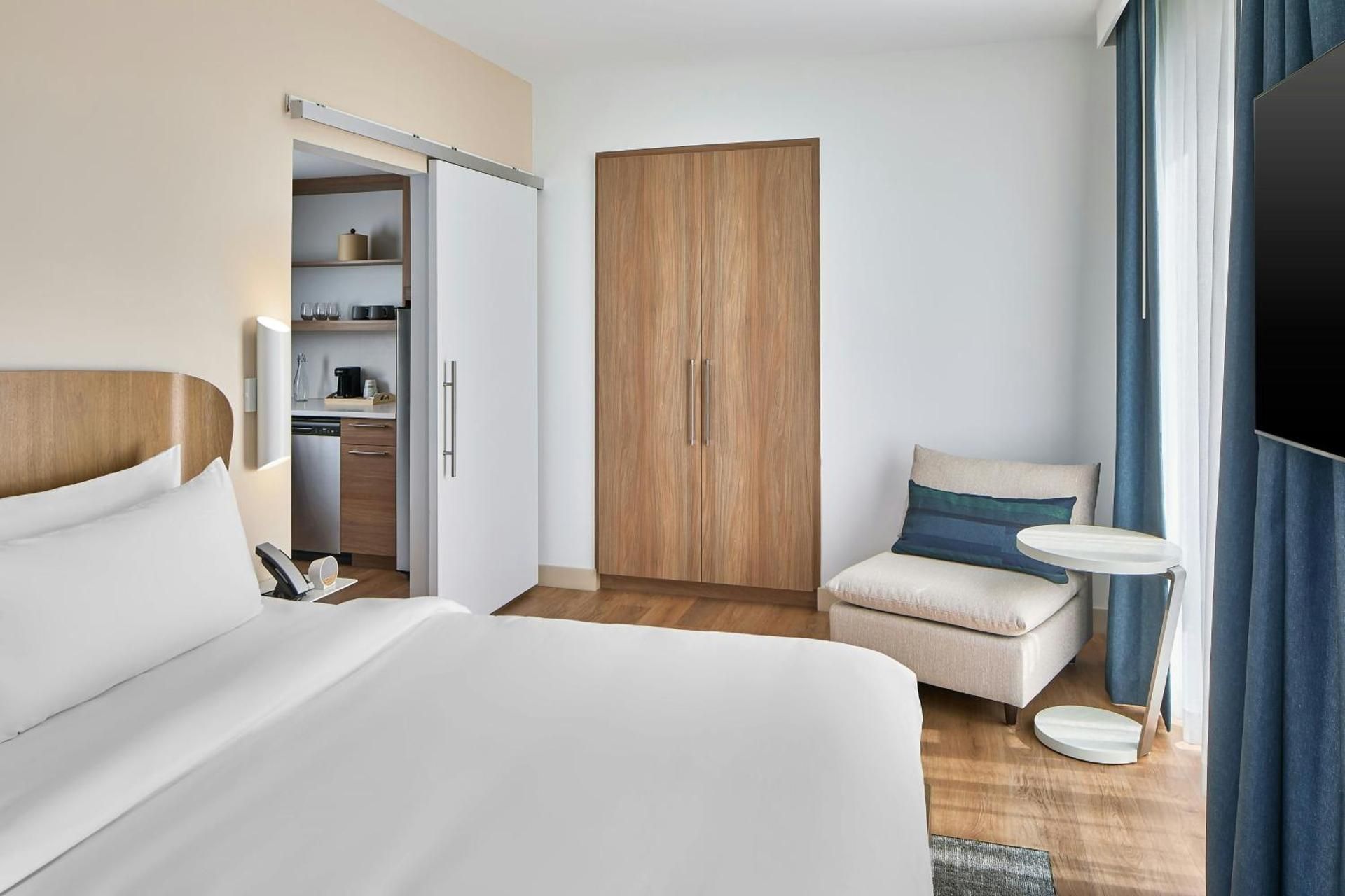 Premium Studio King Room with Sofa Bed - Hearing Accessible