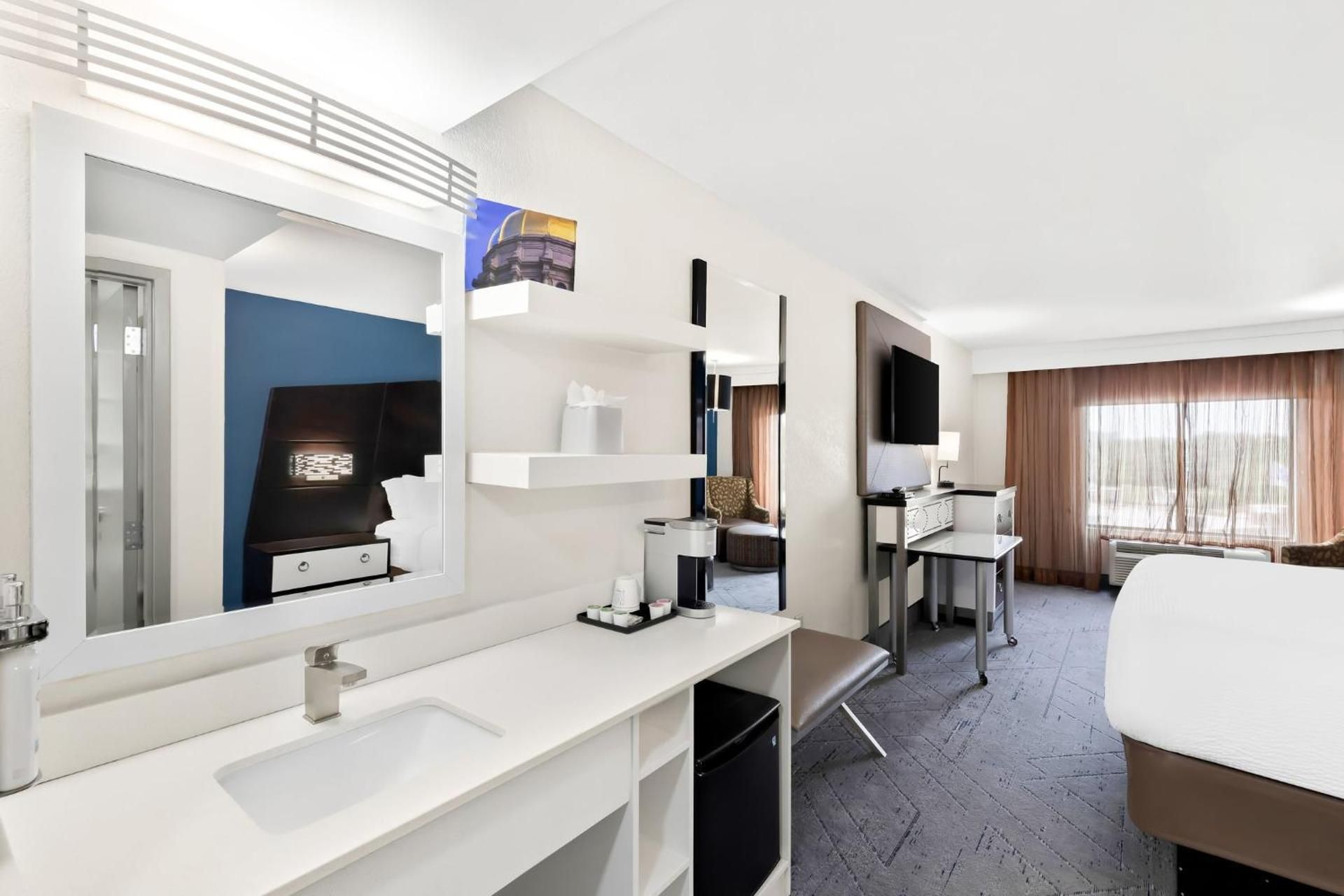 1 Queen Standard Comm Mobility accessible tub