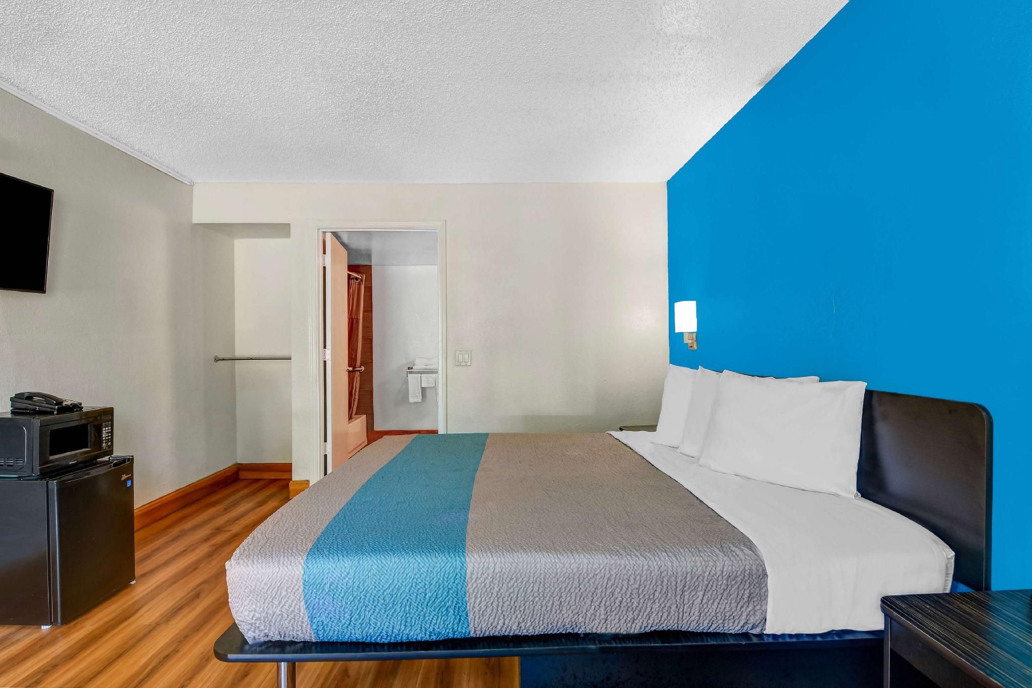 1 KING BED | ACCESSIBLE, SMOKING