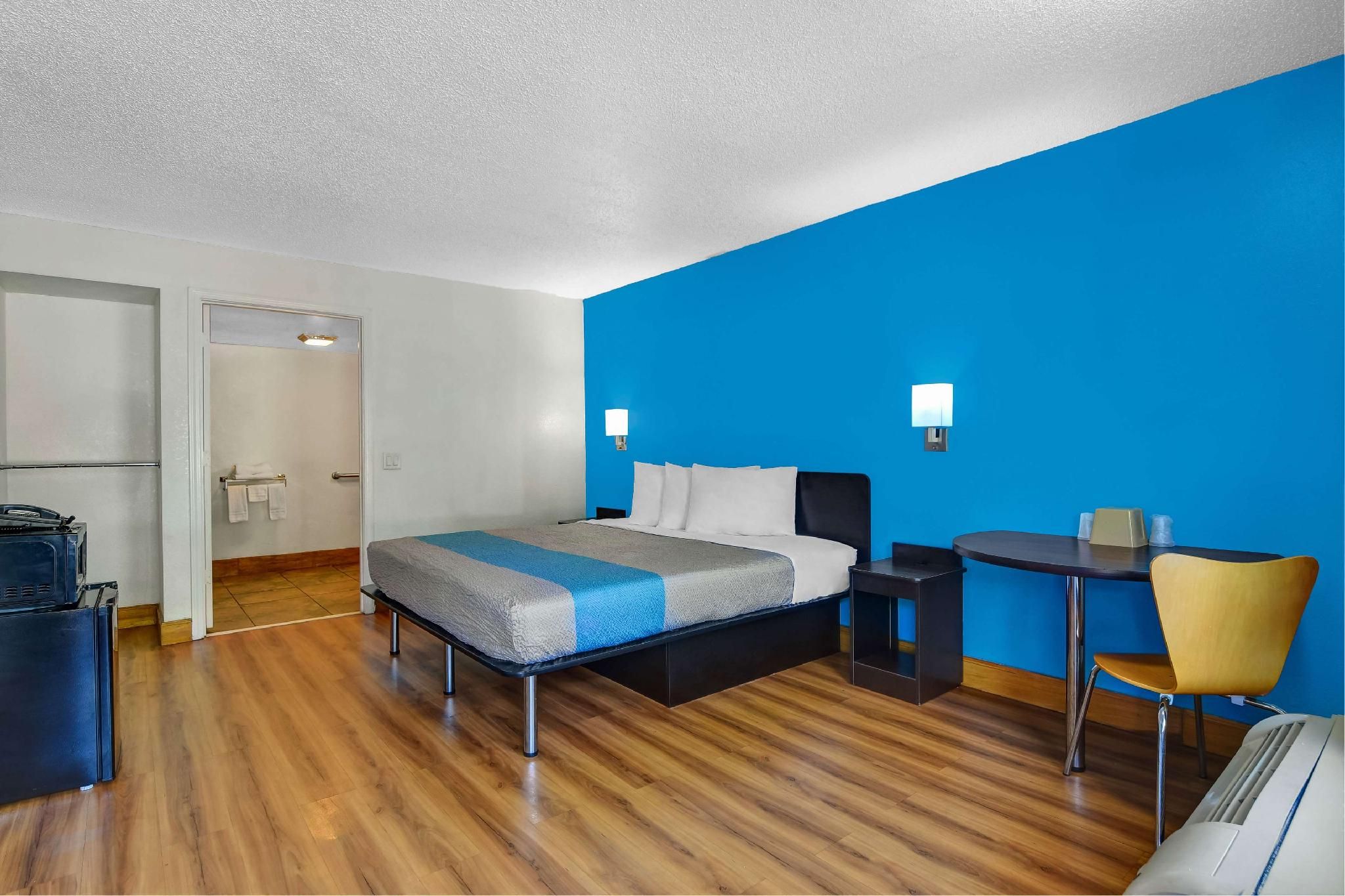 1 KING BED | ACCESSIBLE, NON-SMOKING