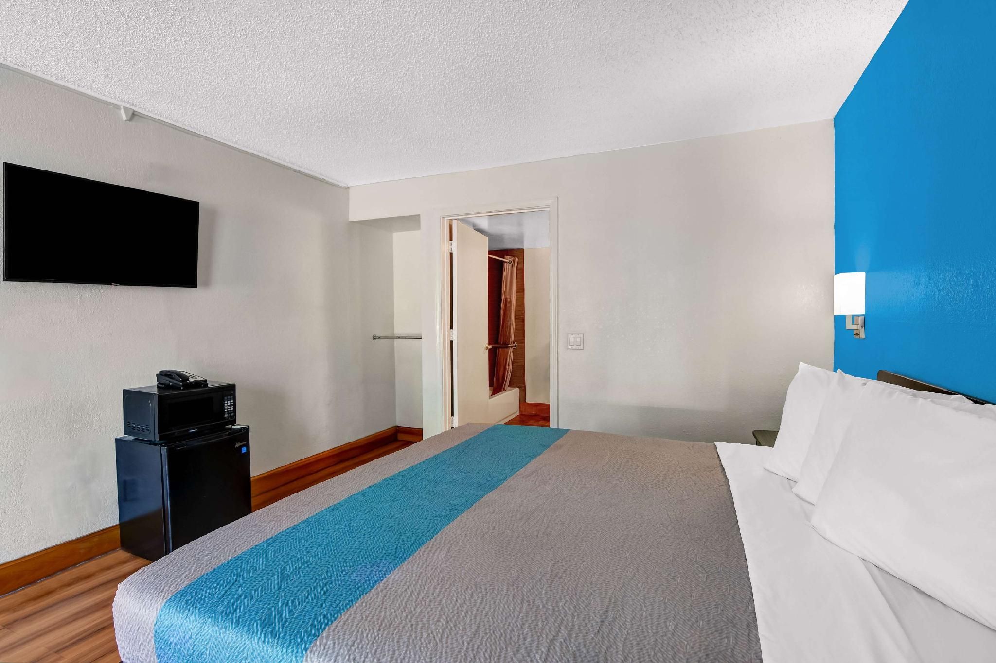 1 KING BED | ACCESSIBLE, SMOKING