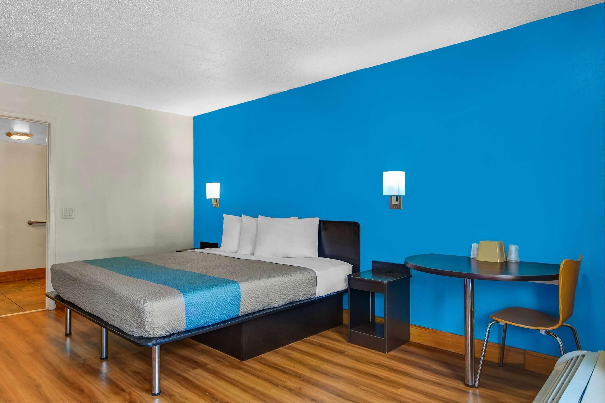 1 KING BED | ACCESSIBLE, NON-SMOKING