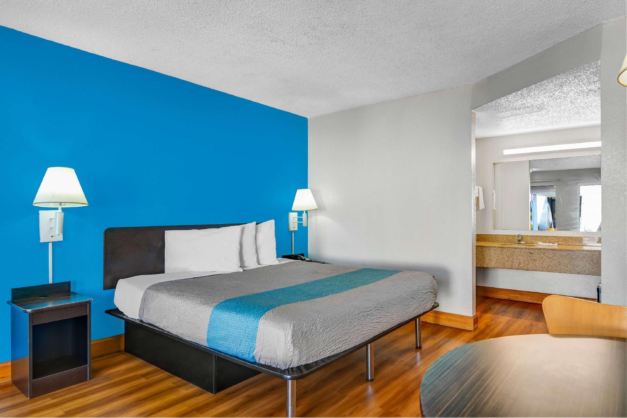 1 King Bed | Non-Smoking