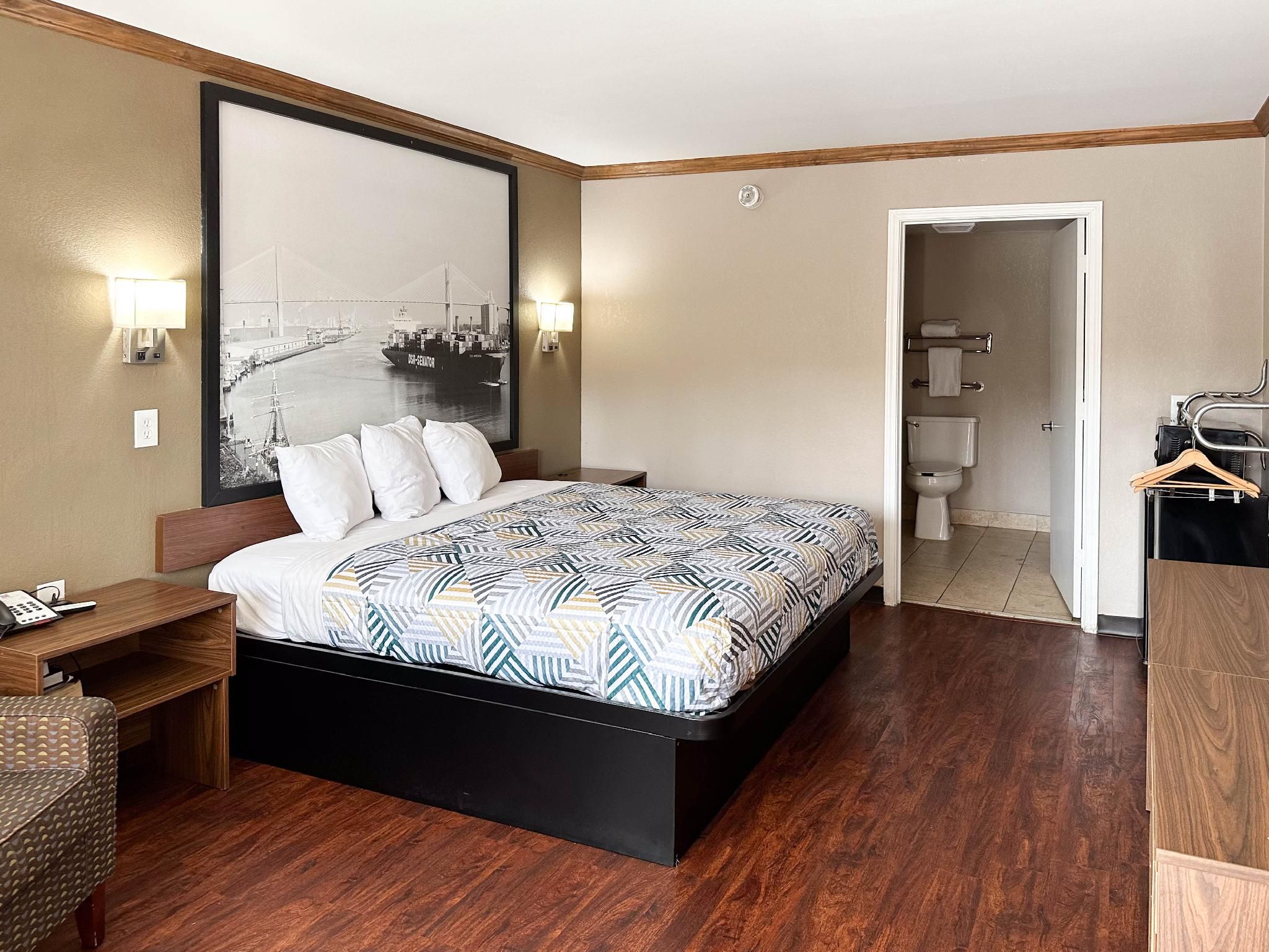 1 KING BED | MOBILITY ACC TUB SMK MICFRIDGE