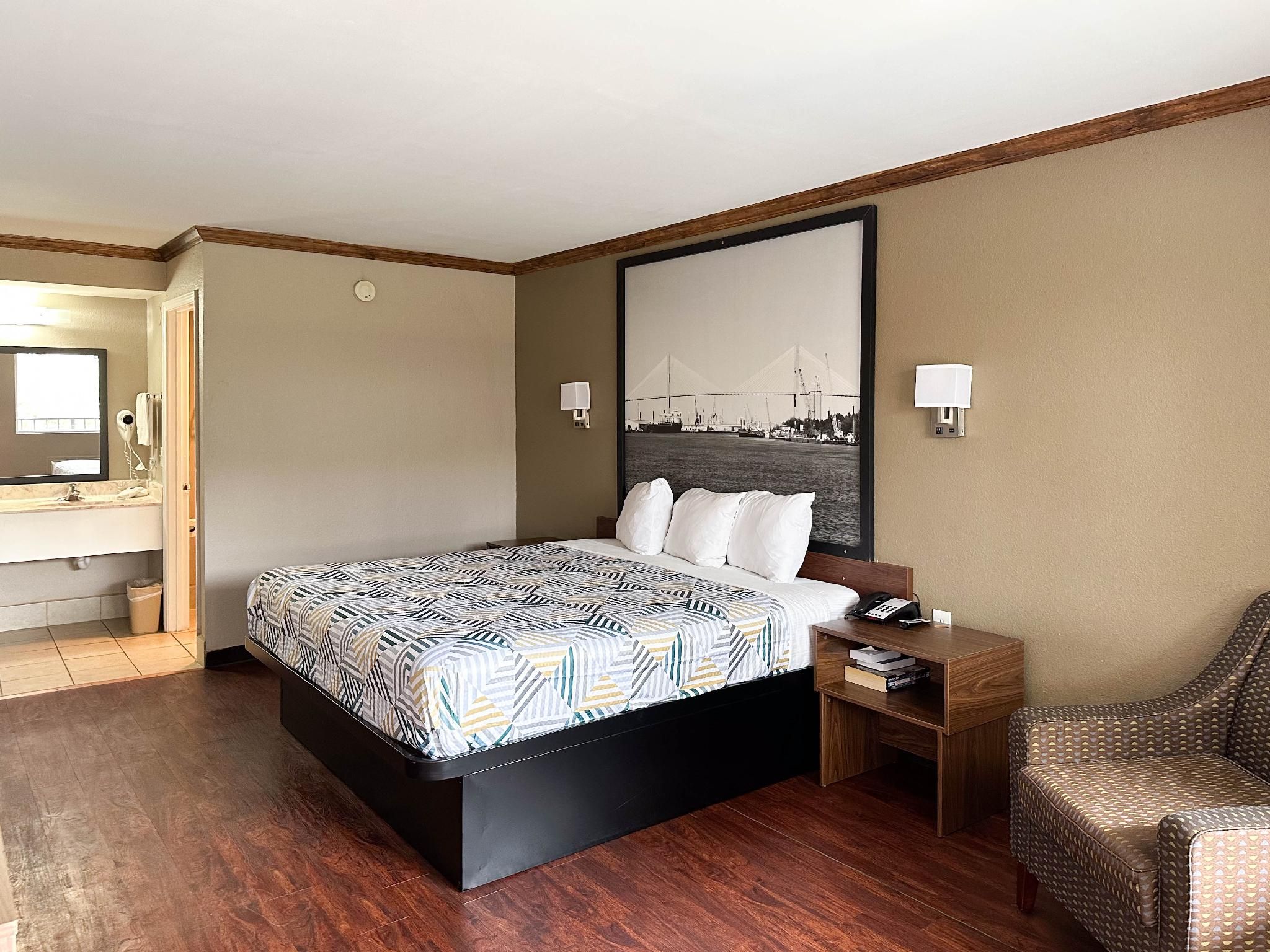 1 KING BED | MOBILITY ACC TUB SMK MICFRIDGE