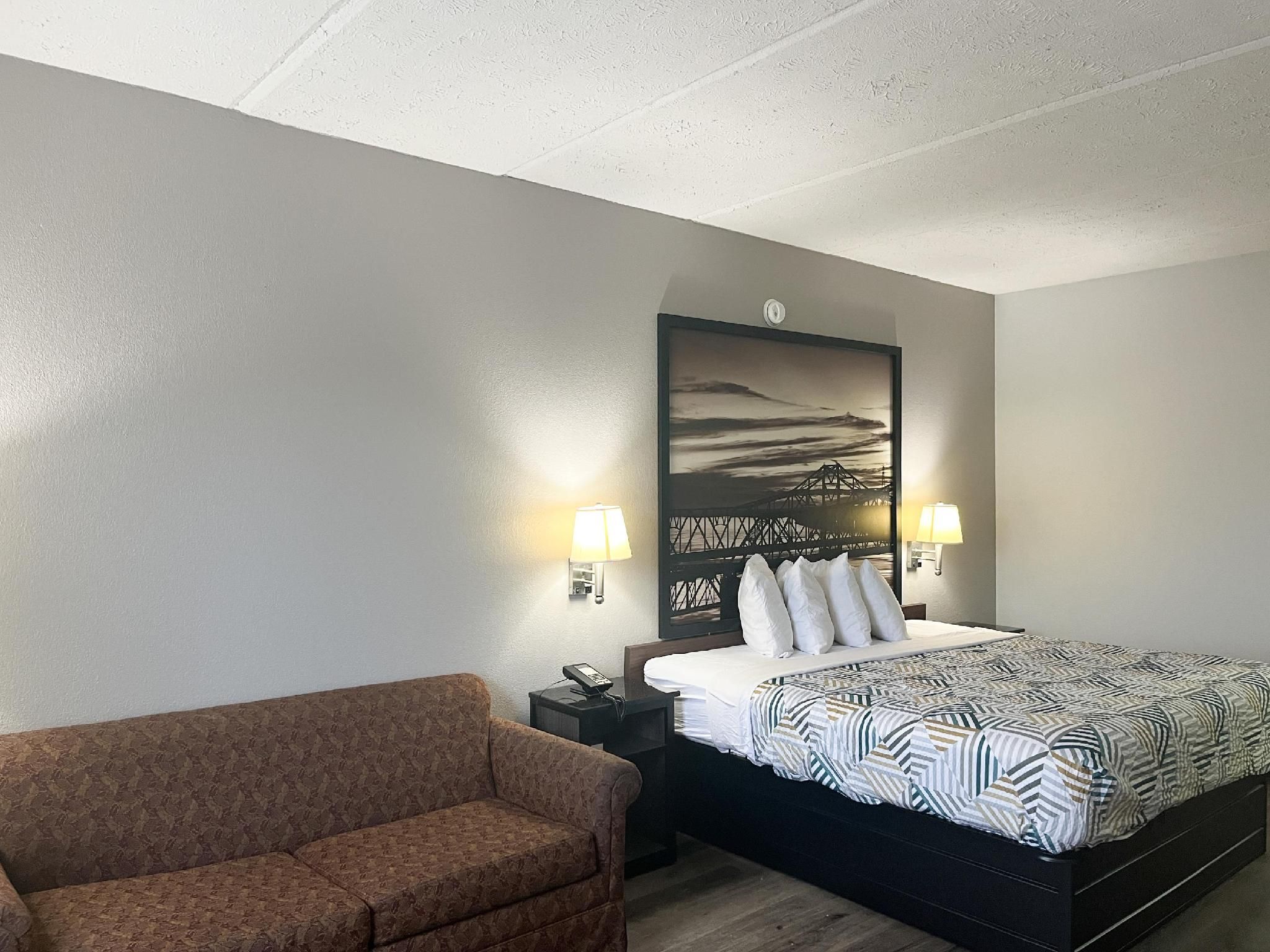 1 King Bed | Non-Smoking, Micfridge