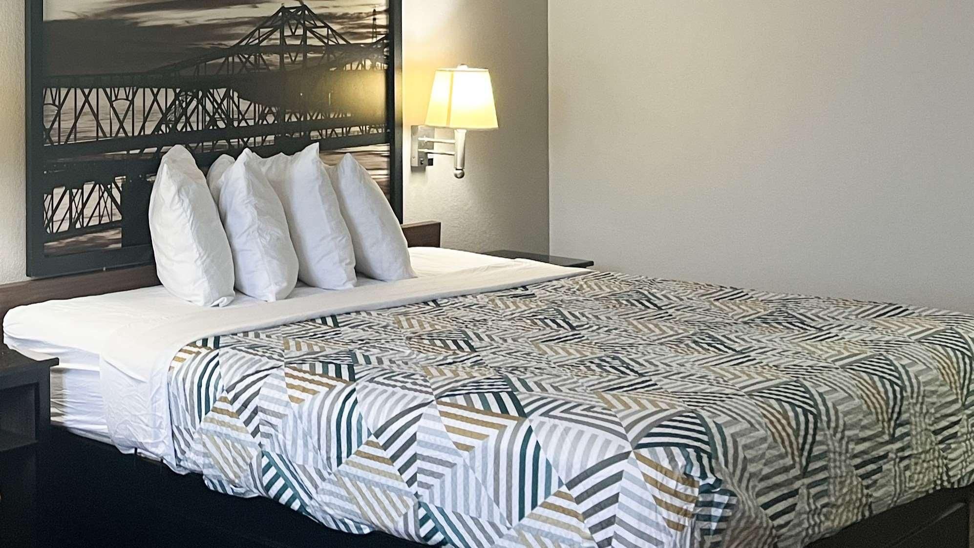 2 Queen Beds | Smoking, Micfridge