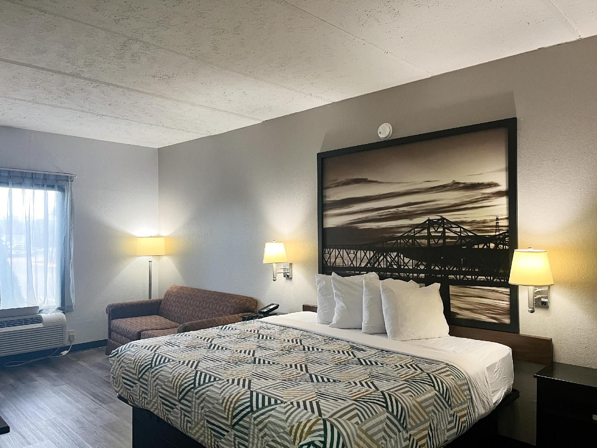 1 King Bed | Smoking, Micfridge