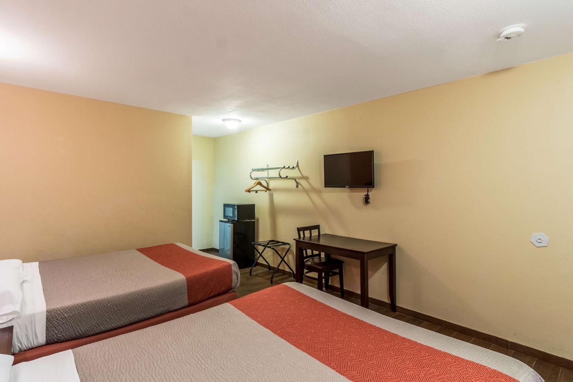 Motel 6 Blythe, CA - South Deluxe Queen Room with Two Queen Beds - Smoking 3