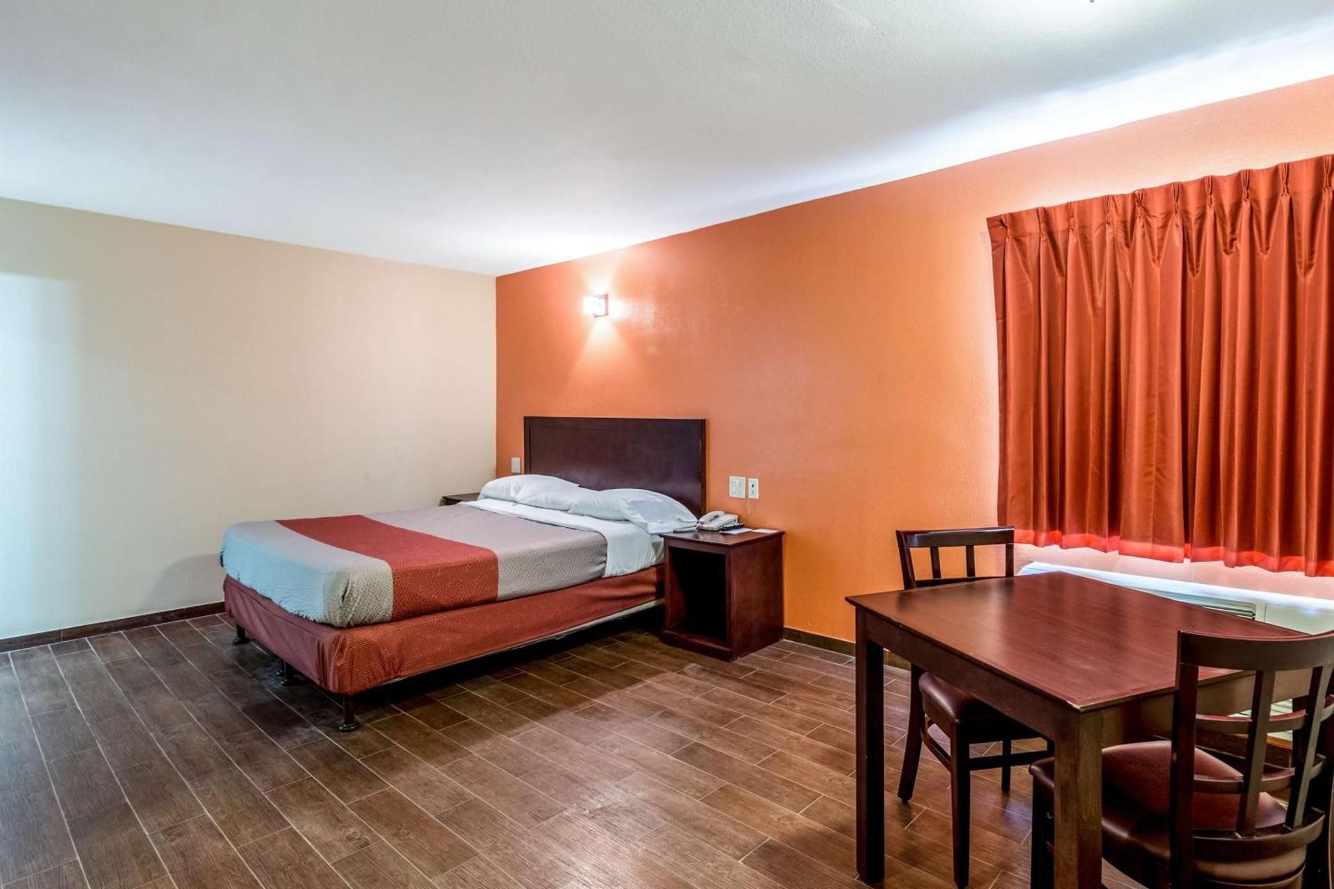 Motel 6 Blythe, CA - South Deluxe King Room - Non-Smoking 2