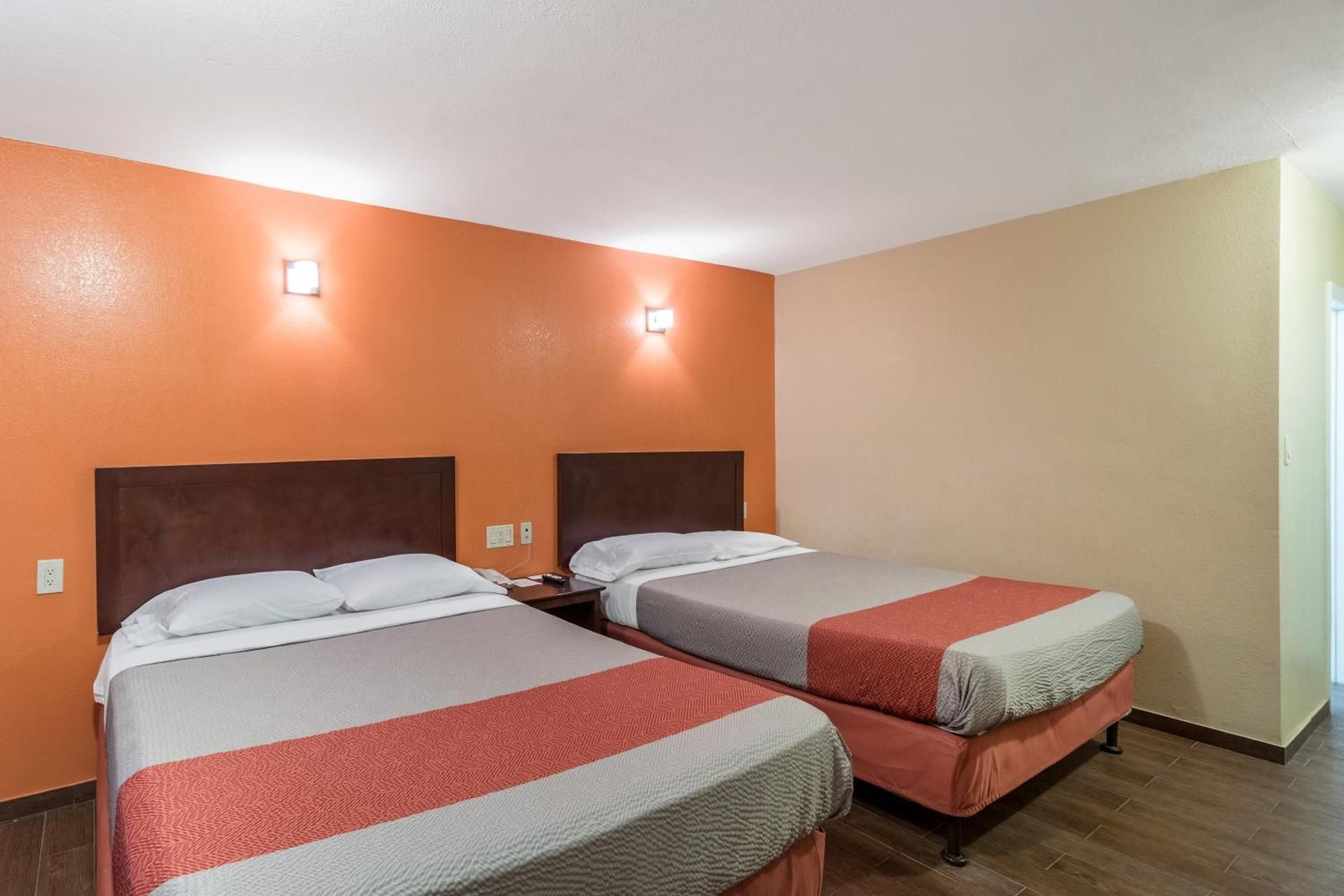 Motel 6 Blythe, CA - South Deluxe Queen Room with Two Queen Beds - Smoking 2