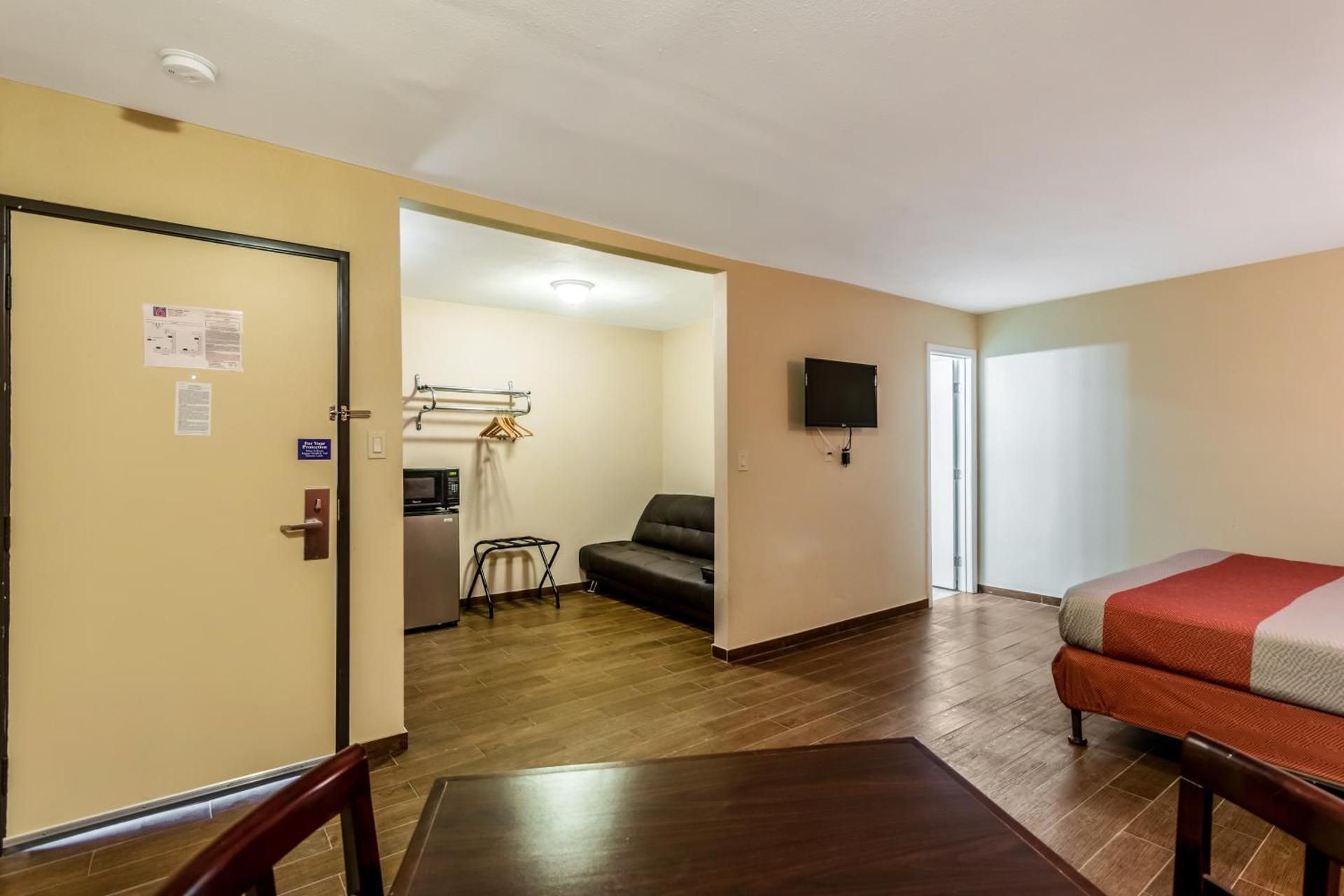 Motel 6 Blythe, CA - South Deluxe King Room - Non-Smoking 3