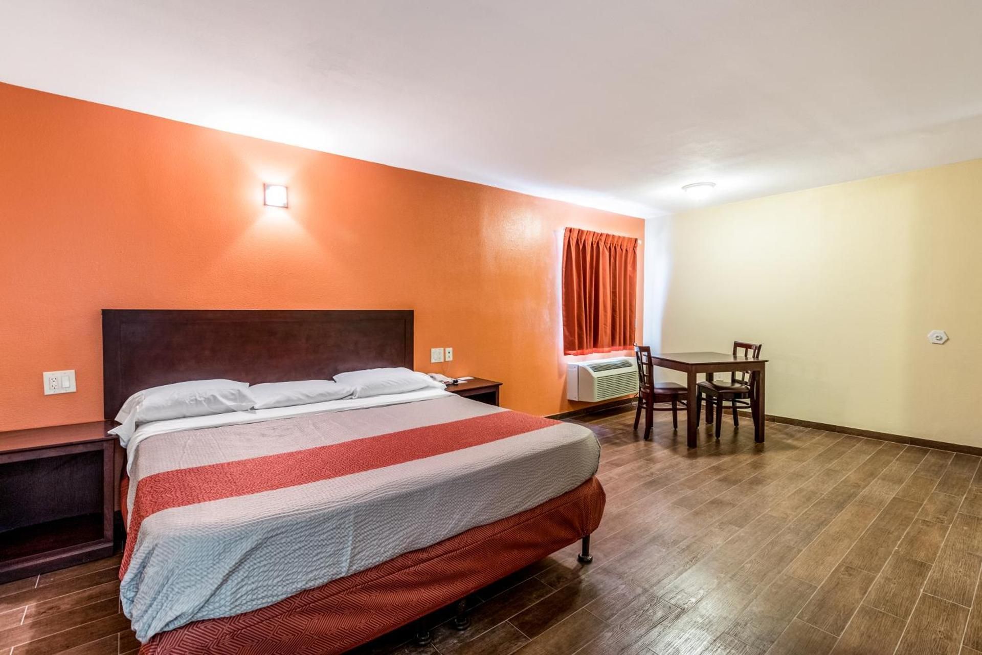 Motel 6 Blythe, CA - South Deluxe King Room - Non-Smoking