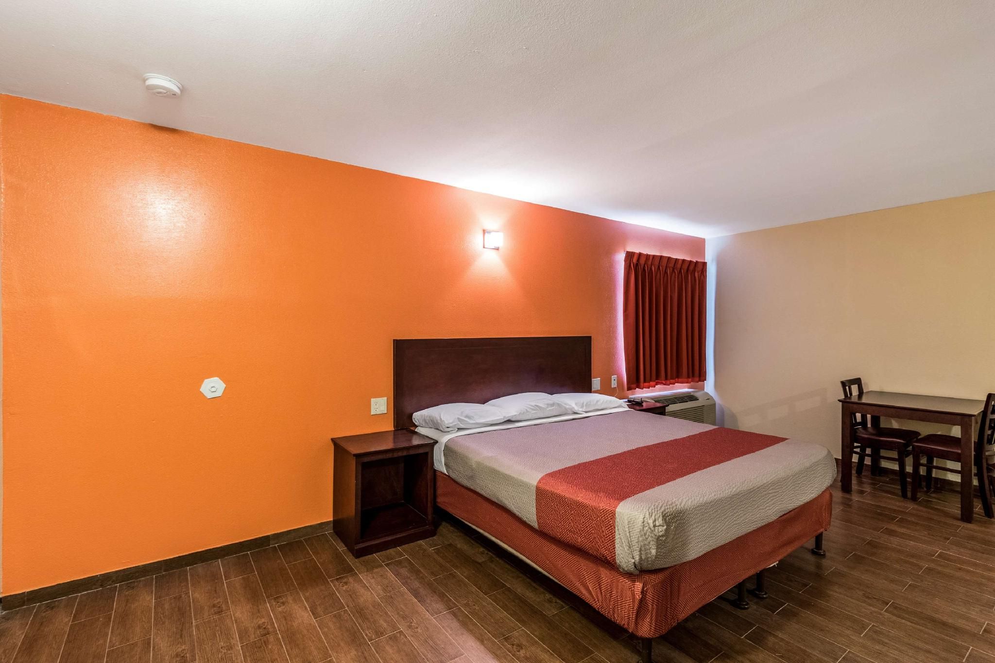 1 King Bed | Smoking, Micfridge