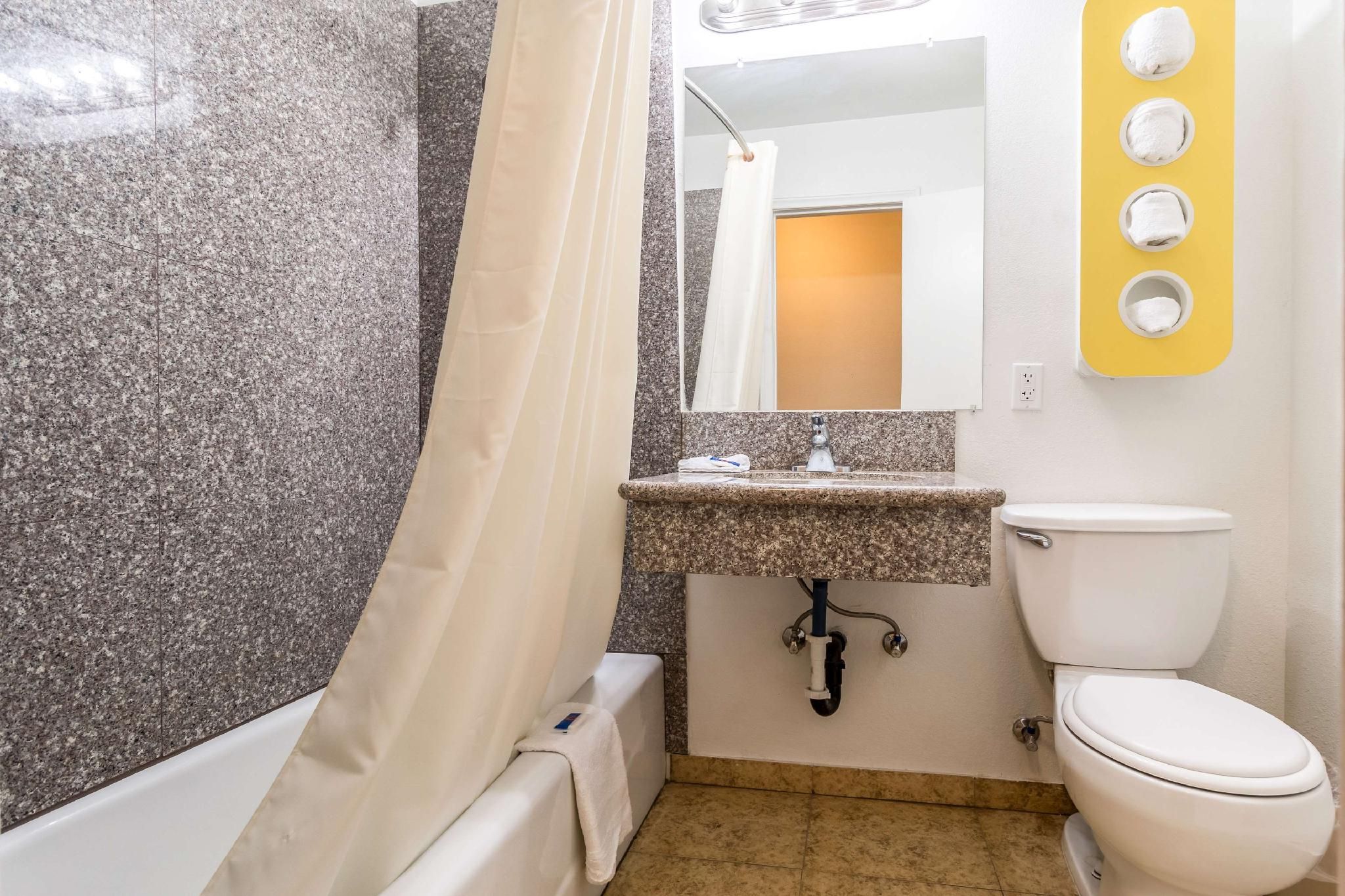 2 Queen Beds | Smoking, Micfridge