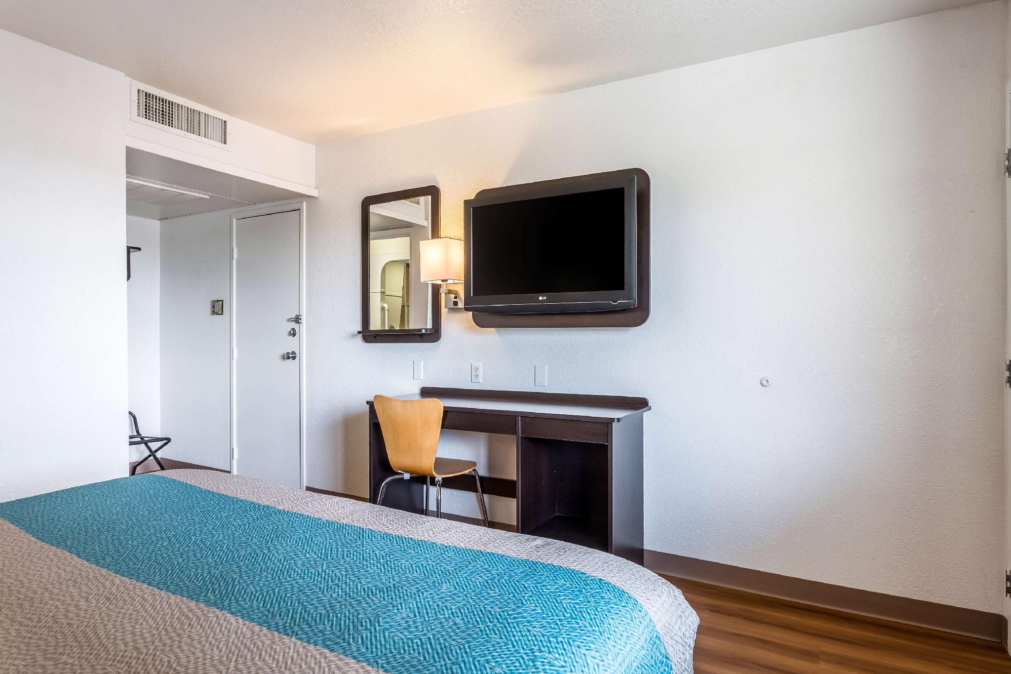 1 King Bed | Mobility Accessible RI Shower Nsmk