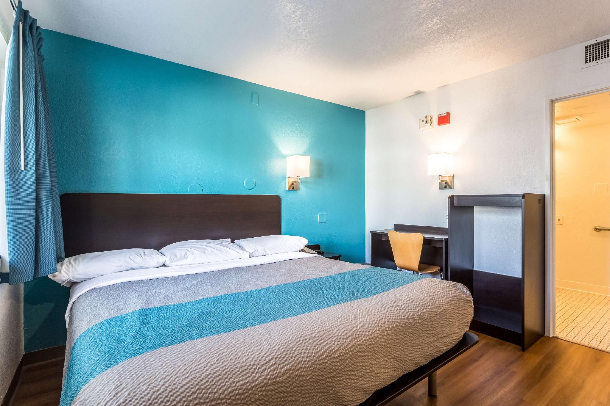 1 King Bed | Mobility Accessible RI Shower Nsmk