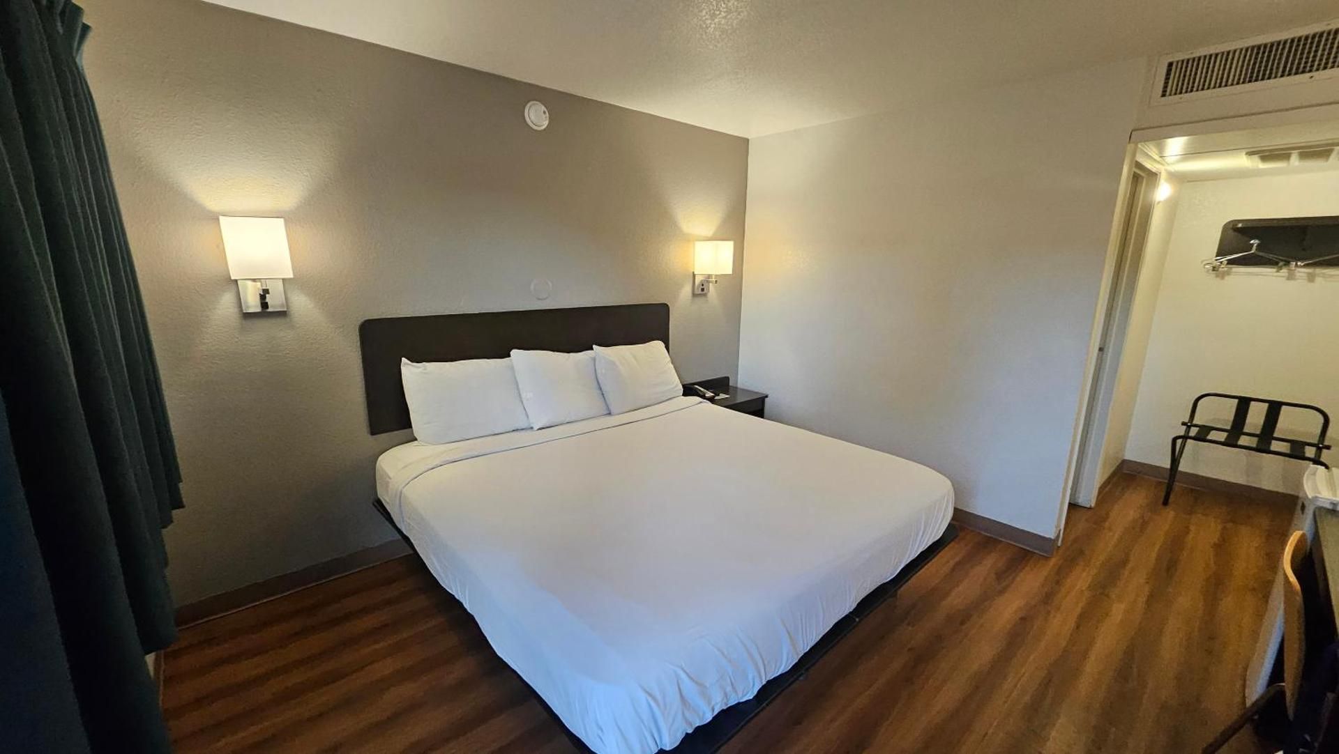 Motel 6 Blythe, CA 1 King Bed | Non-Smoking