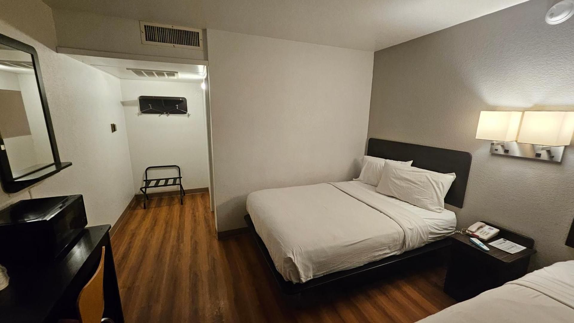 Motel 6 Blythe, CA Quadruple Room - Smoking 2