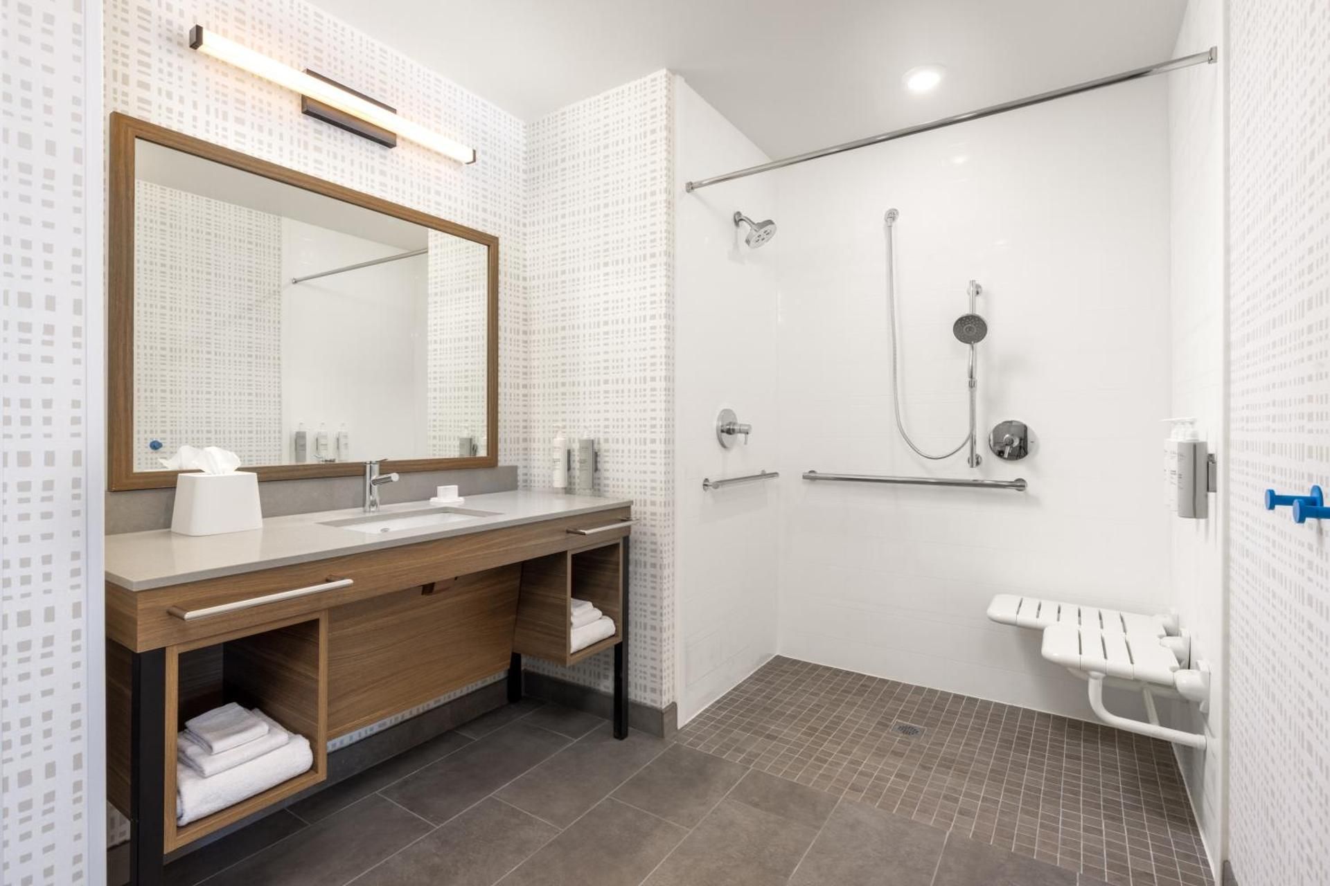 Hampton Inn & Suites by Hilton Cottonwood 1 King Hearing Accessible 2