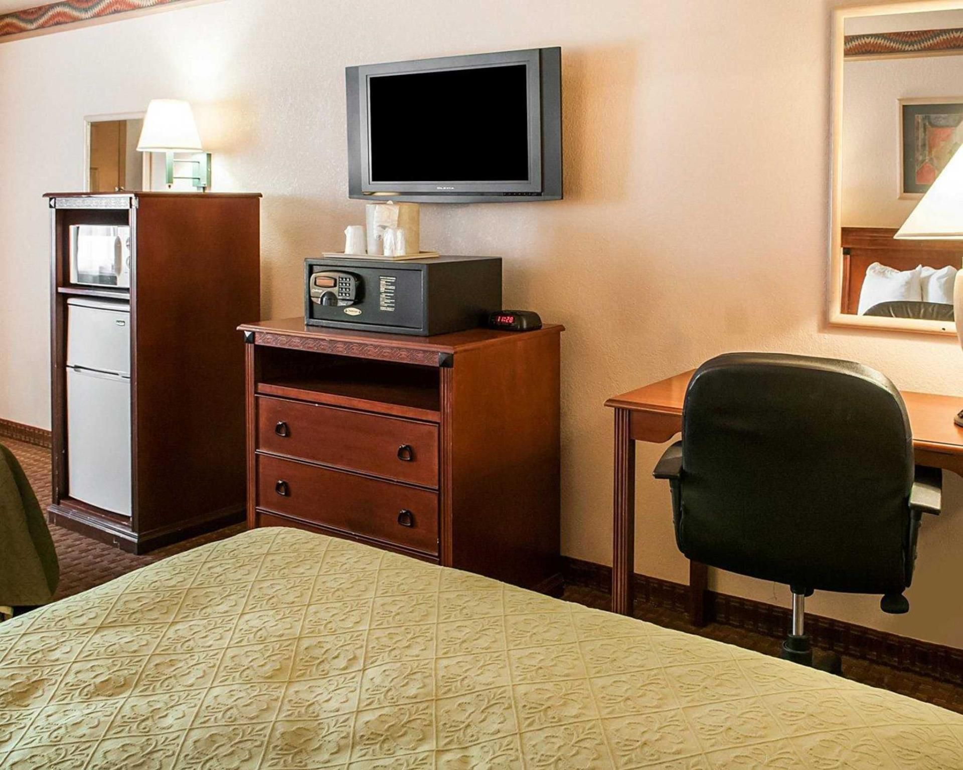 Quality Inn & Suites Las Cruces - University Area Queen Room with Two Queen Beds - Non-Smoking 3