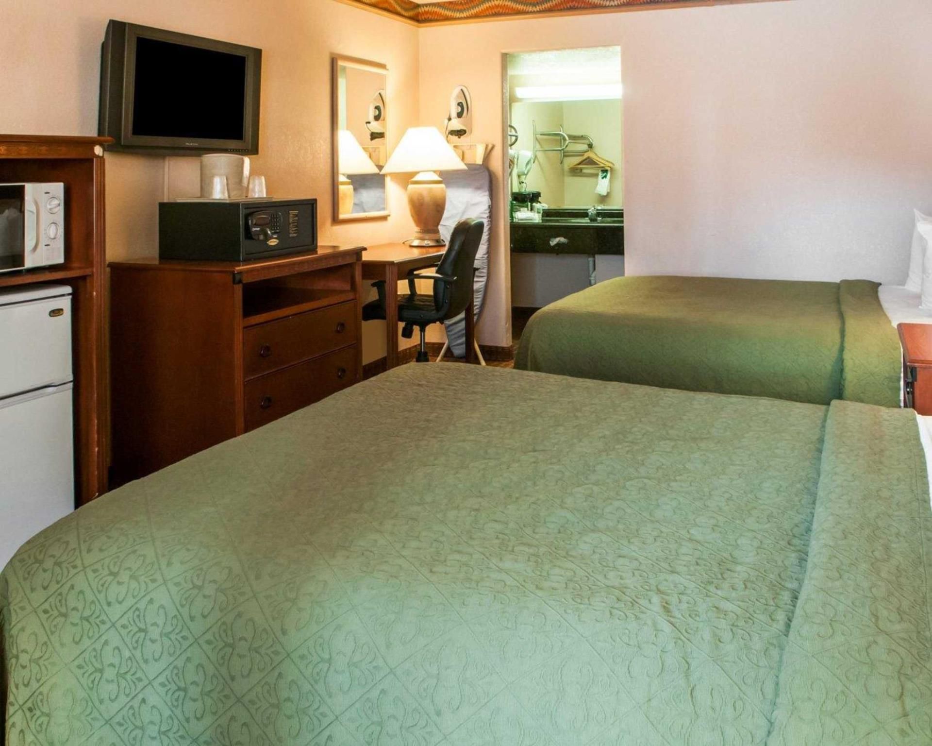 Queen Room with Two Queen Beds - Smoking