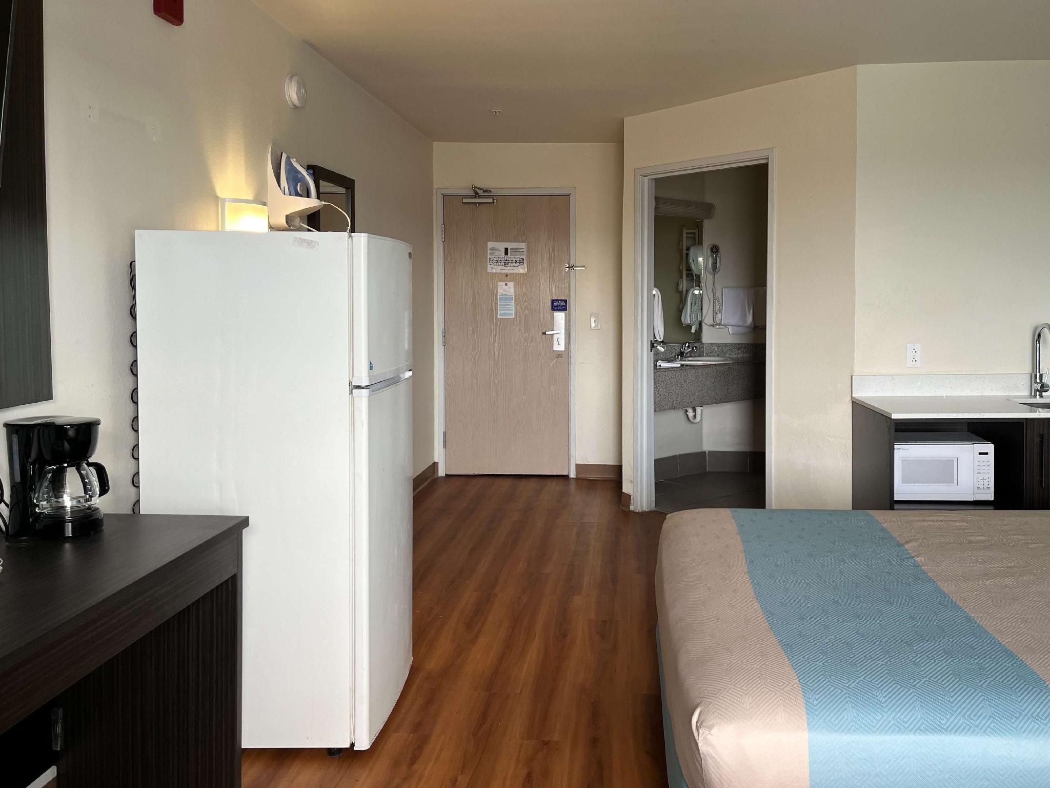 Studio 6  Las Cruces, NM - Telshor 1 King Bed | Mobil Acc Tub Ste Nsmk Kitchen