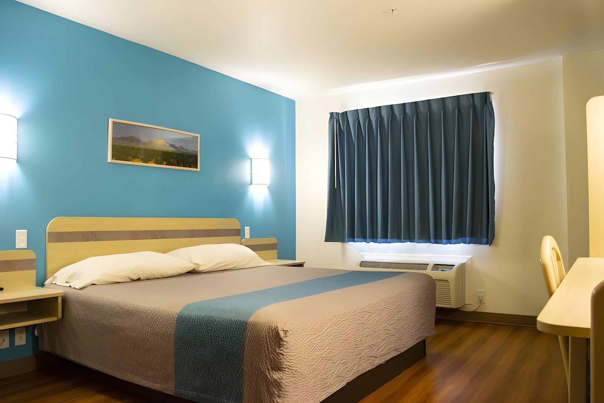 King Room with Roll-in Shower - Disability Access - Non-Smoking