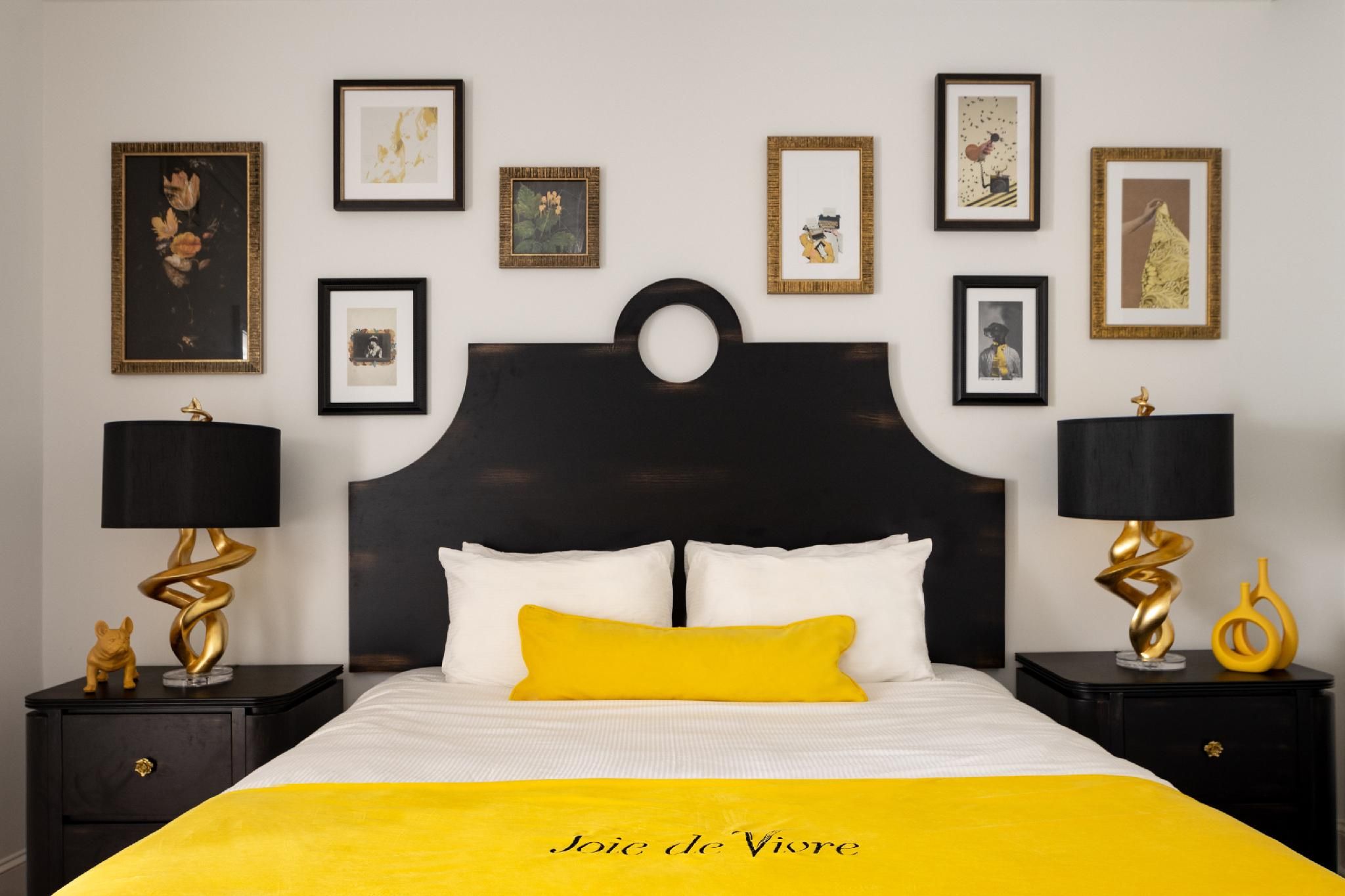 Enclave Queen Room without Window