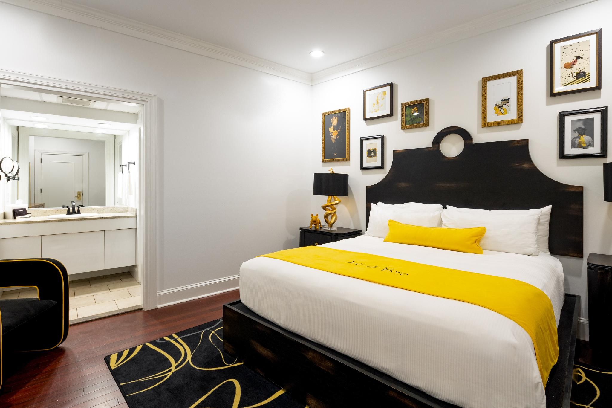 Enclave Queen Room without Window