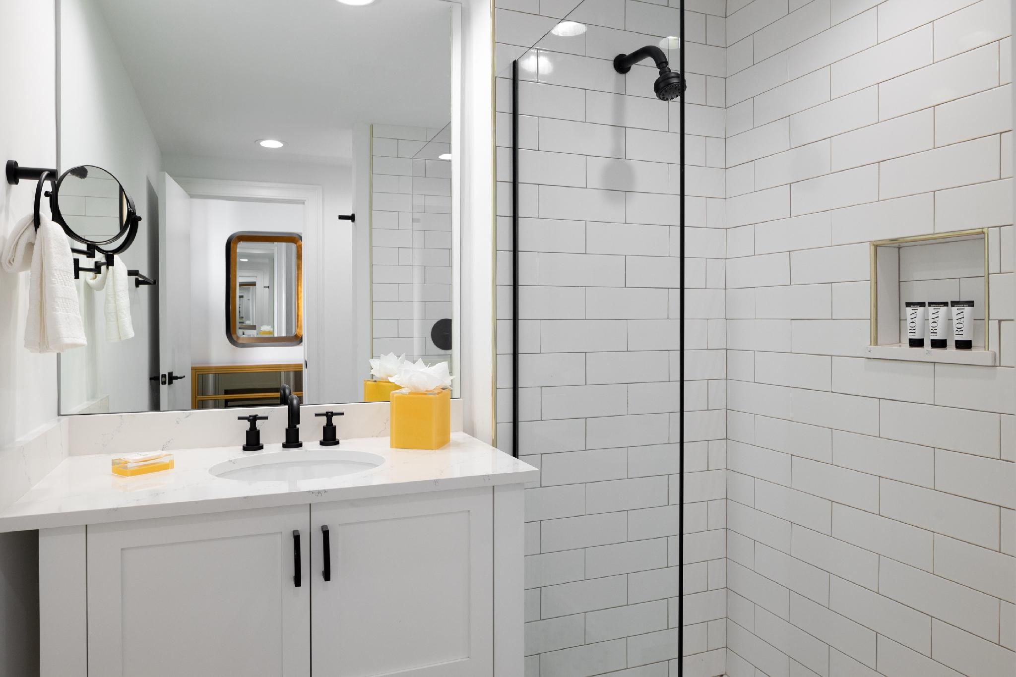 The Vendue, Downtown Art Hotel Enclave Queen Room 3